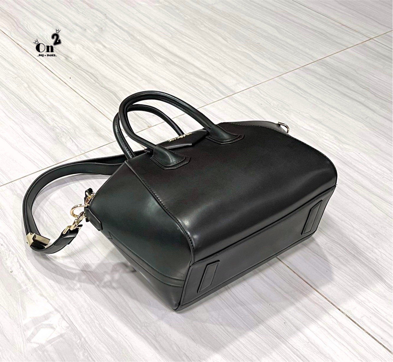GIVENCHY Antigona Small Leather Tote Bag 12" กระเป๋าสะพายทรงหมอน งานซิปบน หนังเรียบ อะไหล่ทอง มาพร้อมสายสะพายยาวถอดออกถือได้