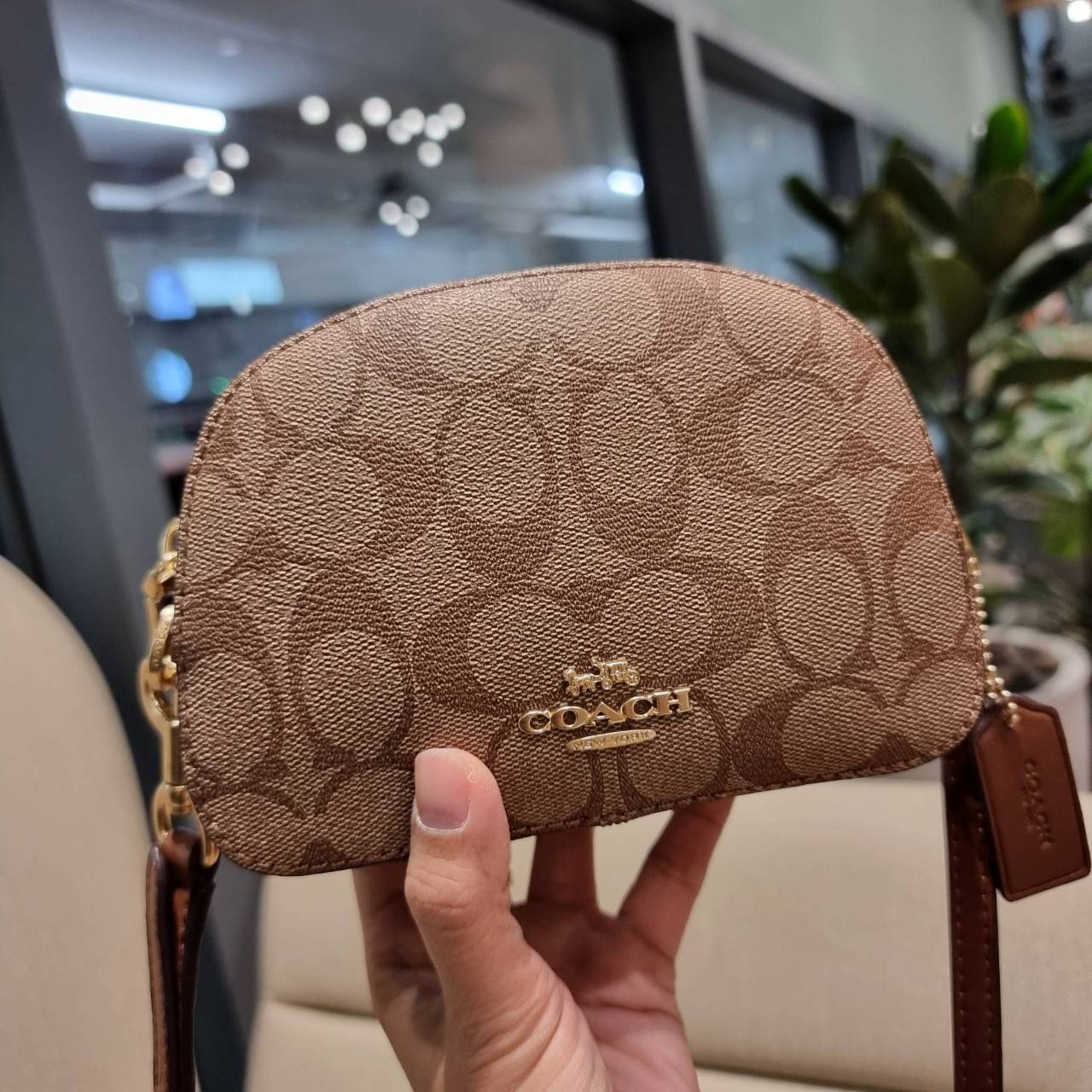 COACH 2628 MINI SERENA CROSSBODY IN SIGNATURE CANVAS ใหม่ที่สุด!! พร้อมส่งทุกสีเด็ด!! ย่อส่วนกระเป๋าสะพายคอลเลคชั่นยอดฮิต มินิเซเรนา ที่รับรองว่าน้องน่ารักม้ากกก!! ขนาดเล็กกุ๊งกิ๊ง แต่ดีเทลยิ่งใหญ่ วัสดุหนังแคนวาสเคลือบลาย เปิด-ปิดด้วยซิป สะดวกใช้ ภายในเป