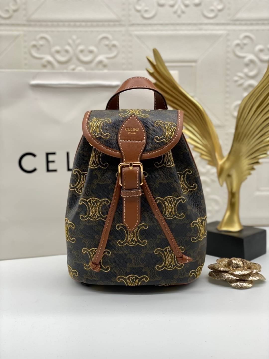 Celine Backpack / CELINE MINI BACKPACK FOLCO in TRIOMPHE CANVAS WITH TRIOMPHE HEART EMBROIDERY มินิเป้เซลีน คอลเลคชั่นสุดคูล โลโก้ลายปัก ดีเทลเดินด้ายรูปหัวใจ คละรอบใบ อีกหนึ่งไอเท็มที่ขาดไม่ได้ สำหรับสาวๆที่ต้องการ การใช้งานอย่างคล่องตัว และใส่สิ่งของได้