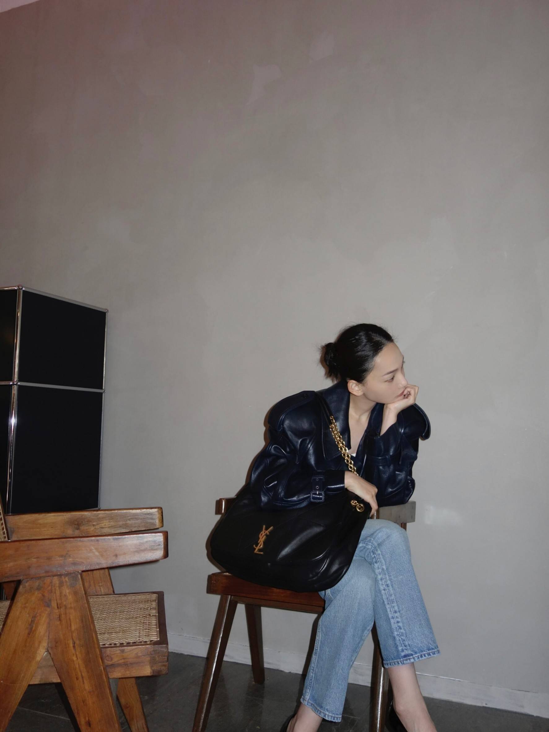 YSL jamie 4.3 in lambskin กระเป๋าสะพายใบใหญ่ เรียบหรู ดูปัง ดูแพง สีดำคลาสสิคตัดกับอะไหล่สีทองได้อย่างลงตัว ครบเครื่องตัวมัม! ดีไซน์ใหม่ 2023 สัมผัสผิวกระเป๋าดูดีมากๆ