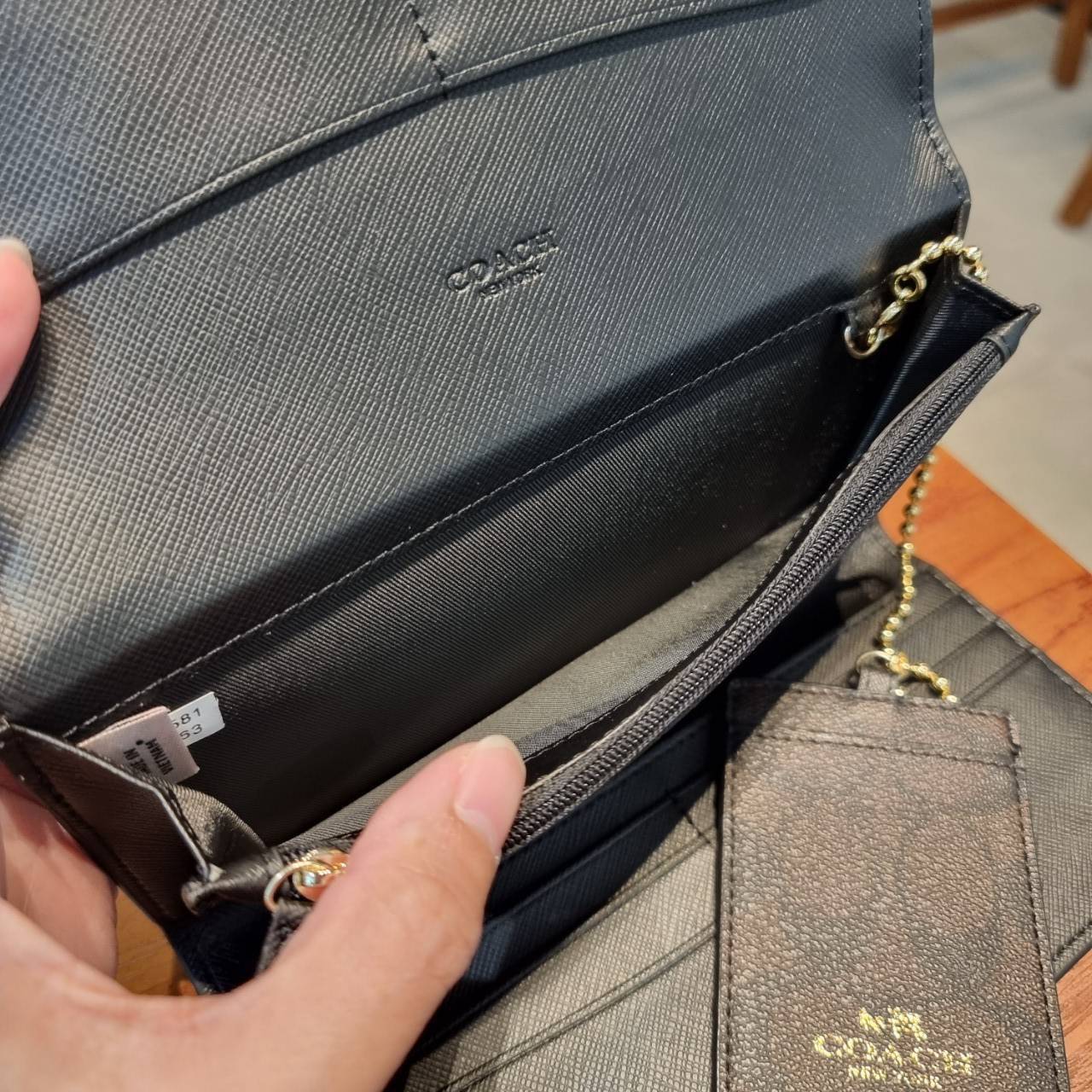 COACH F53763 TRIFOLD WALLET IN SIGNATURE กลับมาแล้วจ้า!! รุ่นขายดี!! 💓 ดีไซน์ใหม่ กระเป๋าสตางค์ใบยาว แถมที่ห้อยใส่บัตรแยกให้ (ถอดออกได้) น่ารักมากๆ ใช้งานง่าย เปิด-ปิดด้วยกระดุม ภายในใส่ธนบัตร ใส่บัตรได้เยอะ ใส่มือถือได้ไปอีก!! จุใจสุดๆ บอกเลยว่าใ