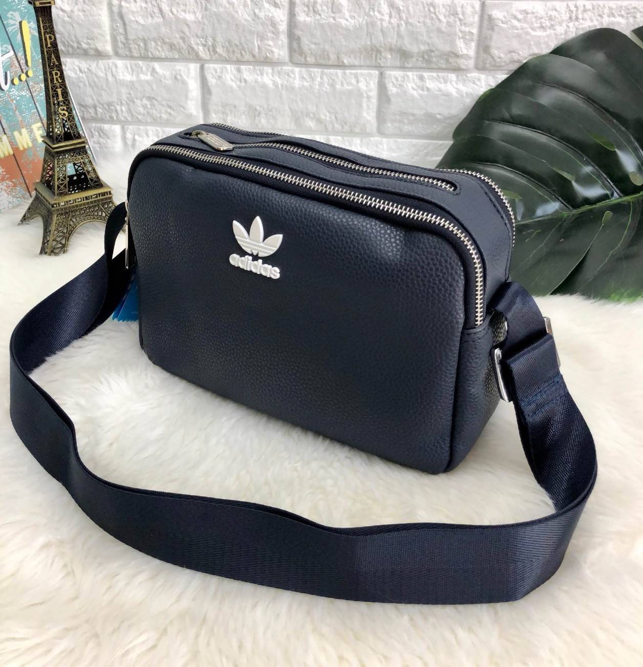 ADIDAS MESSENGER BAG กระเป๋าสะพายข้าง หรือ crossbody วัสดุ pu. น้ำหนักเบา ด้านหน้ามีโลโก้แบรนด์ ตัวกระเป๋า แบ่ง 3 ช่องซิป ช่องซิปหลักกว้าง ใส่ wallet ยาวได้ มาพร้อมสายยาวปรับได้ ใช้ได้ทั้ง ช และ ญ ค่ะ