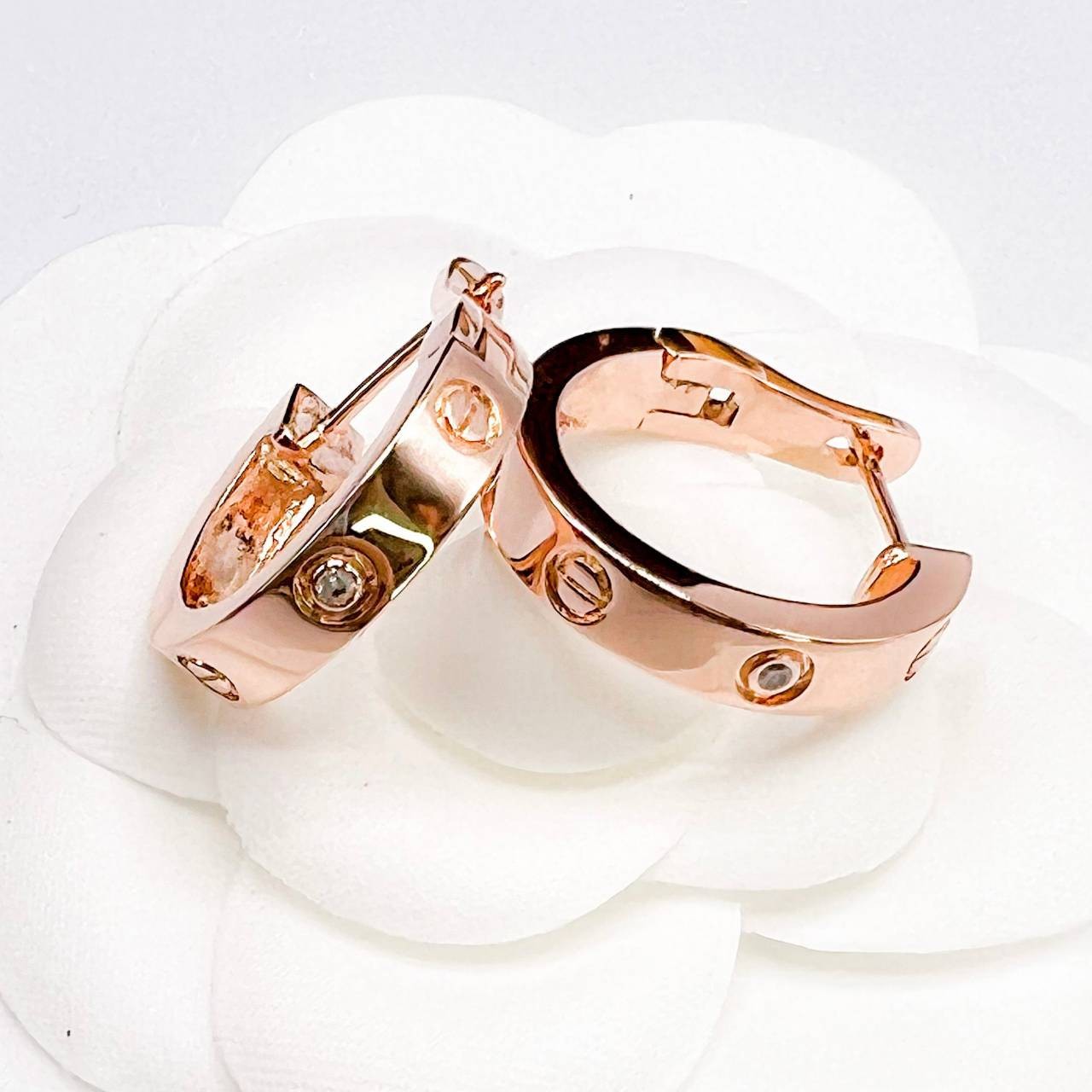 Cartier love earring ต่างหูคาเทียร์ รุ่น LOVE ไม่มีเพชร พร้อมกล่อง ภาพถ่ายจากงานจริง งานปั้มวัสดุโลหะเคลือบขึ้นเงาตามรูป ใช้งานต่างประเทศได้