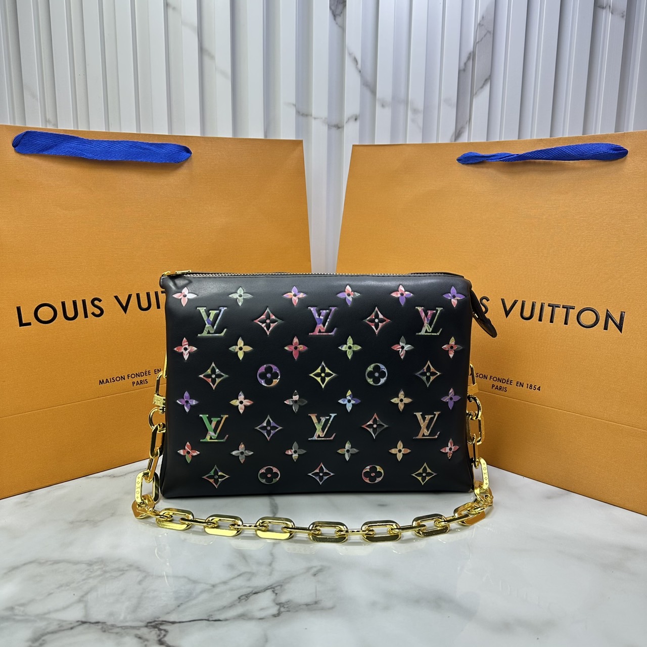 ORI หนังแท้ | LV Coussin PM bag Soft leather with Monogram pattern กระเป๋าถือสะพายไหล่ หรือถือเป็นกระเป๋าคลัทช์ หนึ่งในไอเท็มโดดเด่นจากแฟชั่นโชว์คอลเลกชันประจำฤดูกาล Spring-Summer หนังบุนวม