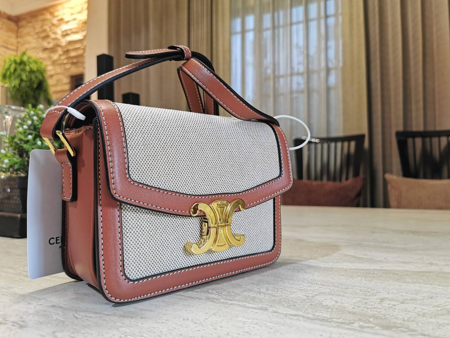 CELINE TRIOMPHE CROSSBODY BAG VIP GIFT WITH PURCHASE-GWP พรีเมี่ยมกิ๊ฟ Limited Edition จาก CELINE PERFUME DUTY FREE COUNTER วัสดุ TRIOMPHE CANVAS & LEATHER ทรงเหลี่ยมหนังสวยหรูอยู่ทรงเปิดปิดด้วยฝาปิดโลโก้แบรนด์อะไหล่ทอง