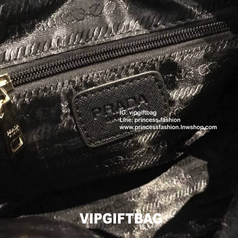 PRADA NYLON BAG WITH ZIP VIP GIFT WITH PURCHASE กระเป๋าถือหรือสะพายสไตล์ Longchamp GWP พรีเมี่ยมกิ้ฟจากเคาน์เตอร์แบรนด์ Limited edition วัสดุ Nylon เนื้อหนาคุณภาพดีตามแบบฉบับแบรนด์ด้านหน้าประดับโลโก้หรู เปิดปิดด้วยฝาปิดและซิป ภายใน Polyester 100% มีโลโก้ 