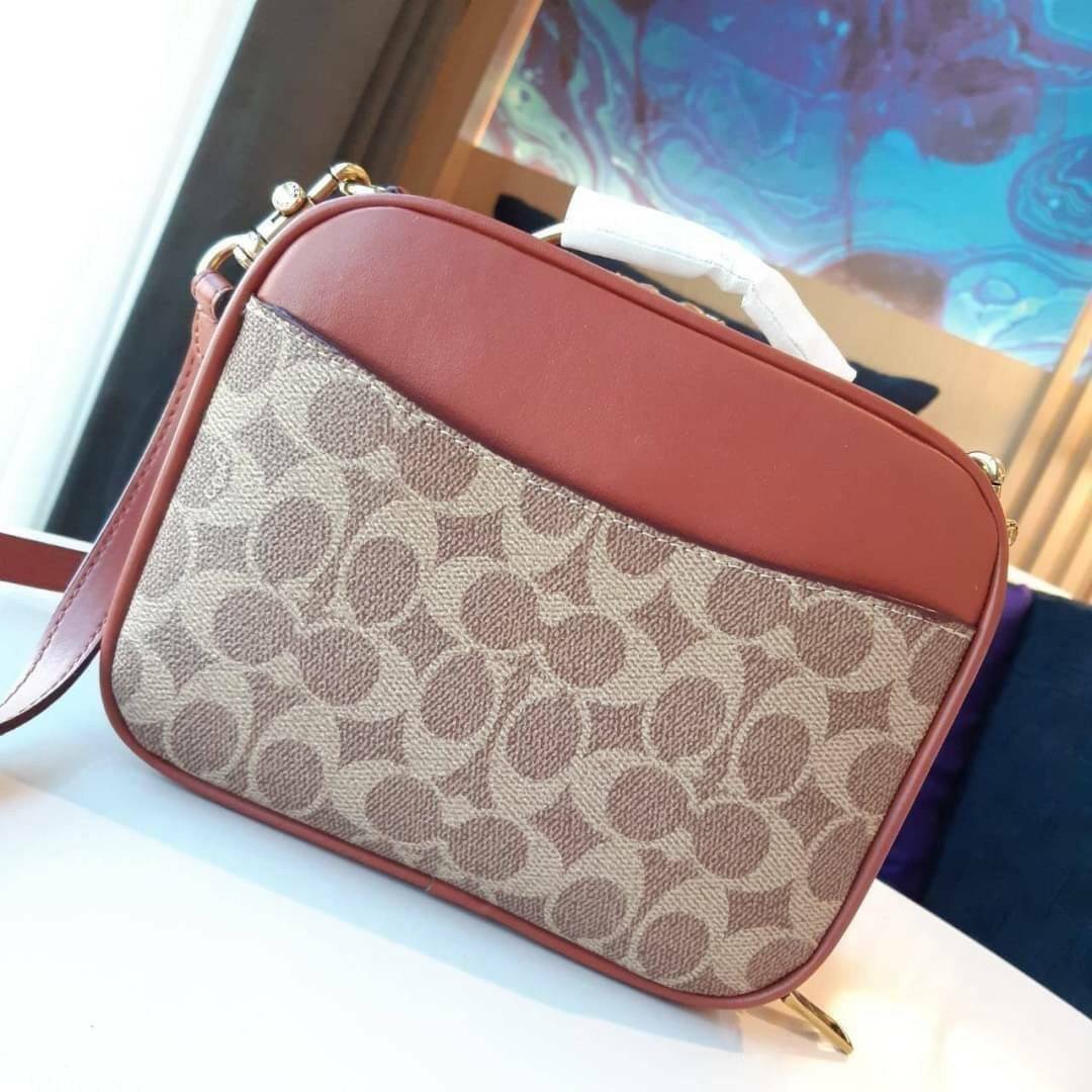 COACH 703 RILEY LUNCHBOX BAG IN SIGNATURE CANVAS กระเป๋า crossbody ทรงกล่องอยู่ทรง ดูแพง วัสดุหนังแคนวาสเคลือบลาย ตัดด้วยอะไหล่ทองเหลือง สวยเข้ากันสุดๆ!! มีช่องหลัก 2 ฝั่ง เปิด-ปิดด้วยซิป ใบนี้สะพายแล้วโดดเด่น ถ่ายรูปขึ้นกล้องแน่นอนจ้า Best item!!