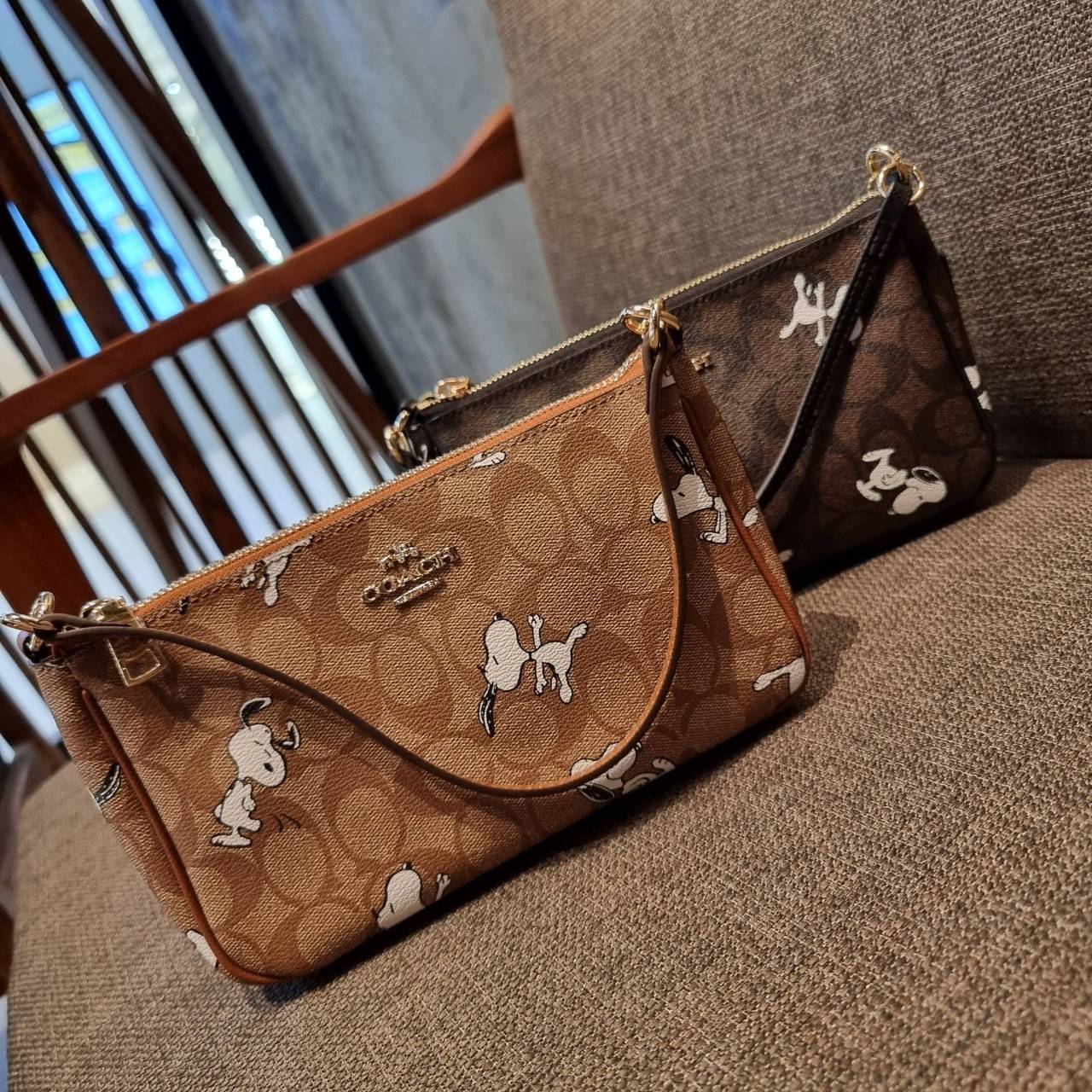 COACH F36674 TOP HANDLE POUCH IN SIGNATURE WITH SNOOPY PRINT คอลเลคชั่นใหม่ ในสไตล์พอช มาให้ช้อปก่อนใครในไทยจ้า น่ารักน่าใช้ไปอีกกับกระเป๋าสะพายทรงฮิตตลอดกาล ด้วยดีไซน์ที่ออกมาให้ใช้งานได้ง่าย ขนาดกำลังเหมาะ วัสดุแคนวาสทนทาน ดีไปหมดขนาดนี้!! คุณลูกค้าถึงส