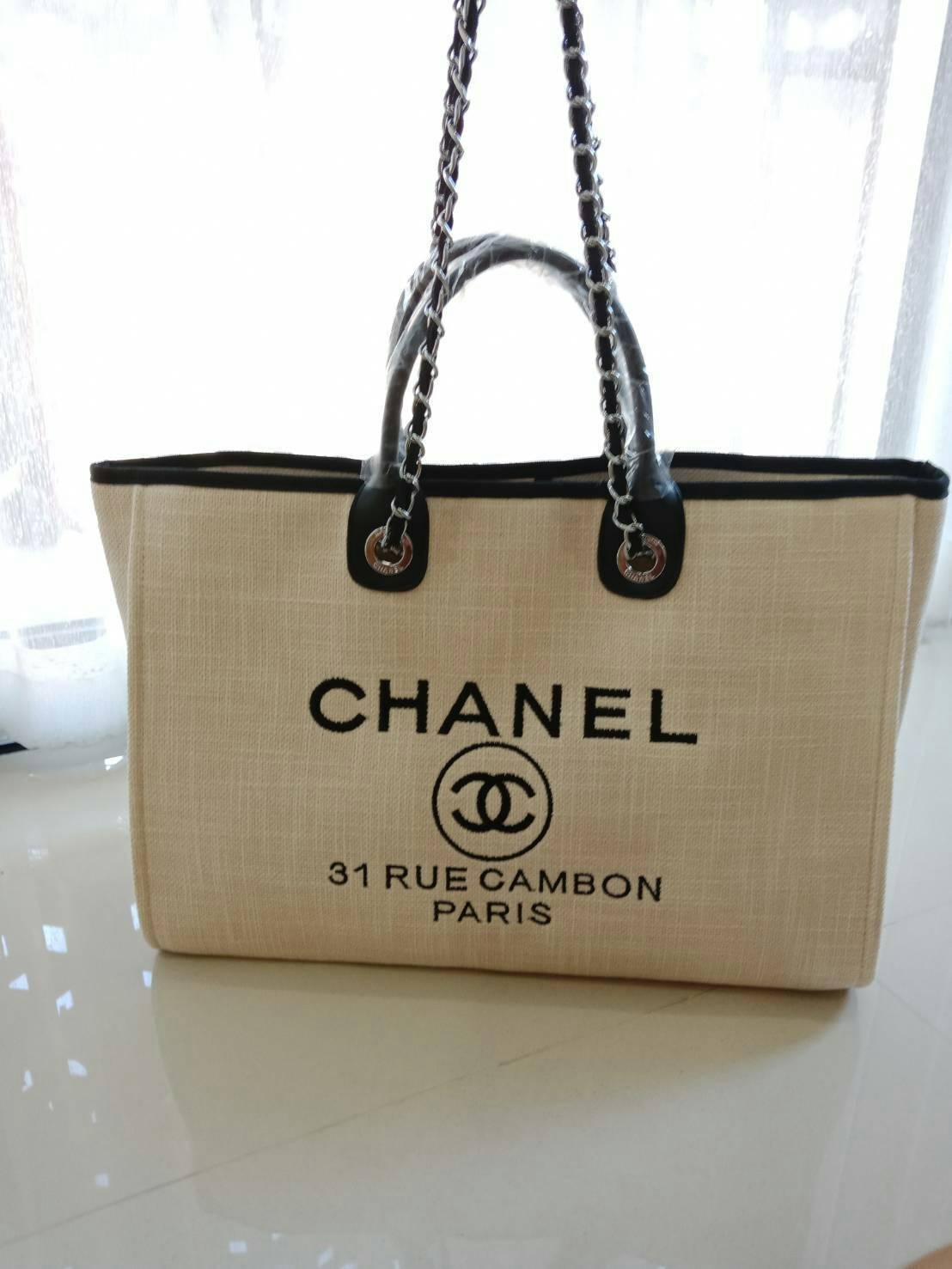 รุ่นใหม่ล่าสุด!! ที่สาวๆรอคอย Chanel tote canvas bag จากงานพรีเมี่ยม VIP GIFT รุ่นดังเลยค้า Size ใหญ่อลัง บอกเลยว่า **งานดีที่สุด ตัวกระเป๋า กระเป๋าผ้าเป็นผ้า canvas เนื้อดีสมราคา สัมผัส นุ่มลื่นมือมากกกก อะไหล่เงินปั้มแบรนด์แท้ทั้งใบ ด้านหน้าปัก logo แบร