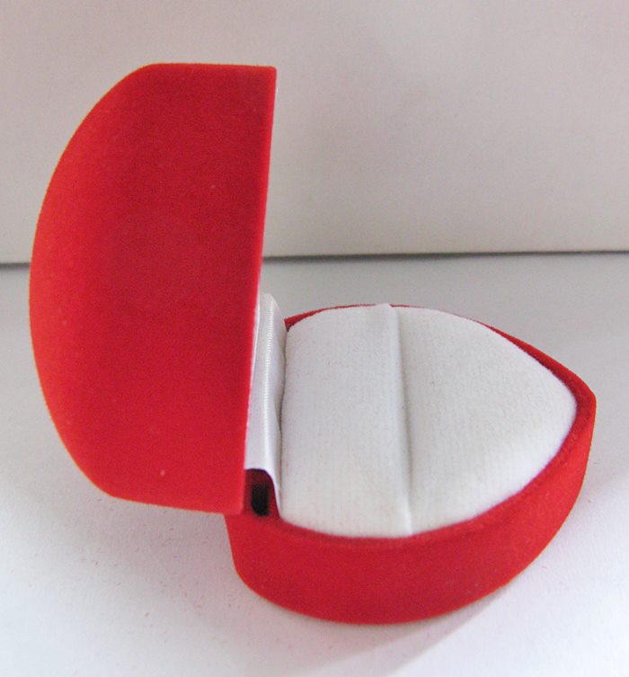 กล่องใส่แหวนรูปหัวใจสีแดงค่ะ