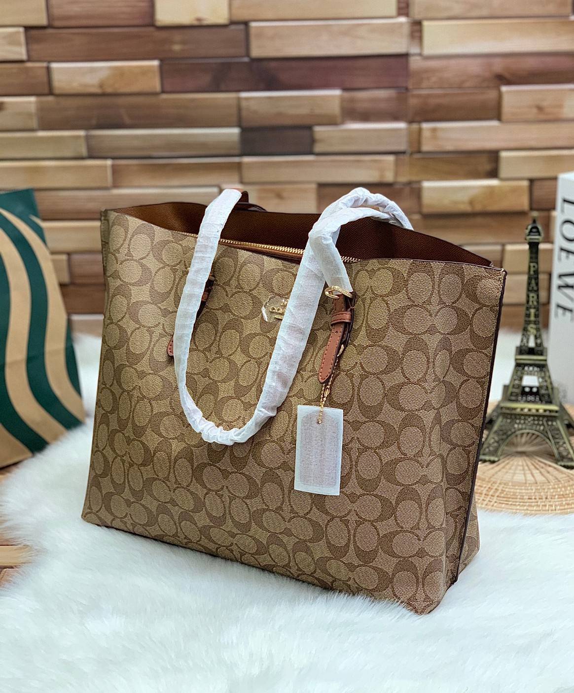 COACH MOLLIE TOTE IN SIGNATURE CANVAS ((1665)) พร้อมส่งอีกครั้ง ห้ามพลาดค่า! กระเป๋าหิ้ว//คล้องไหล่ ใบใหญ่ ทรงTote หนังแท้นิ่มอย่างดีค่ะ ภายในแบ่ง2ช่องใหญ่ สามารถใส่ A4ได้เลย ช่องกว้างมากๆ มีช่องกระเป๋าซิปกลางให้ใส่ของอีกช่องนะคะ