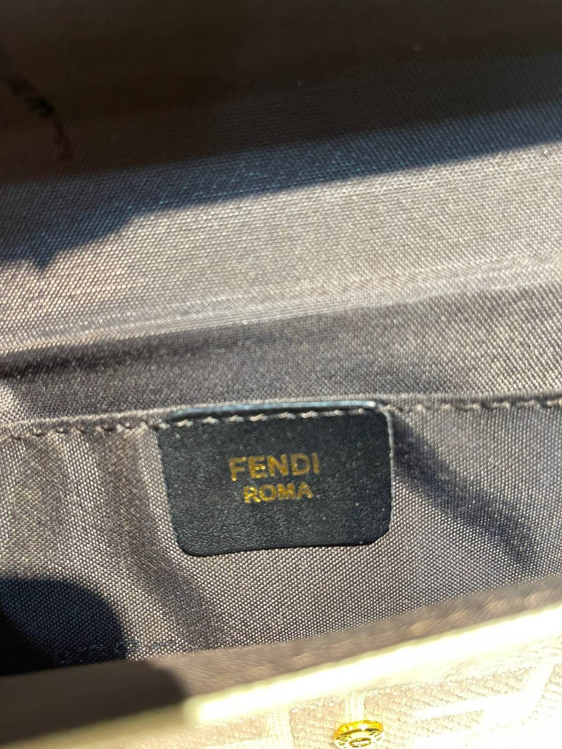 หนังแท้ Fendi Wallet On Chain With Pouches leather mini-bag กระเป๋าสะพายข้างทรงเหลี่ยมตกแต่งด้วยโลโก้ Fendi กระดุมแป๊ก มาพร้อมกระเป๋าด้านในแบบถอดได้ถึง 2ใบ สุดคุ้ม พร้อมสายโซ่และสายสปอร์ตถอดออกได้ ไอเท็มนี้ไม่ควรพลาดเลยค่าา