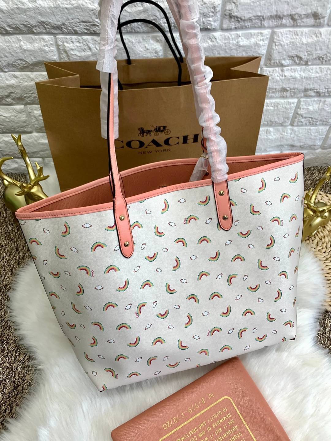 ลายหายากแล้วนะคะ🌈 COACH REVERSIBLE CITY TOTE RAINBOW PRINT ((F72720)) กลับมาอีกครั้ง! กระเป๋าทรงTote หนังแท้ กลับด้านได้ใช้ได้2ด้านค่ะ//ด้านนึงสีครีมลายรุ้ง//อีกด้านสีโอรส สวยงามค่ะ