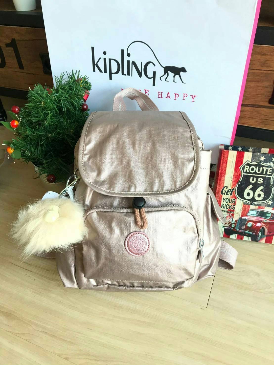 Kipling City Pack Backpack วัสดุPolyamide100% เป้ขนาดกลาง ที่เปิดปิดด้วยตัวล็อค2ชั้นด้วยกระดุมแม่เหล็กและซิป มีช่องใช้งานหลายช่องรวมถึงช่องซิปด้านหน้า มีลูกเล่นที่ด้านหลังมีช่องซิปสำหรับเก็บของและเก็บสายเป้ได้ หรือใช้สายจากเป้สะพายไหล่ได้ ประดับด้วยพวงกุญ