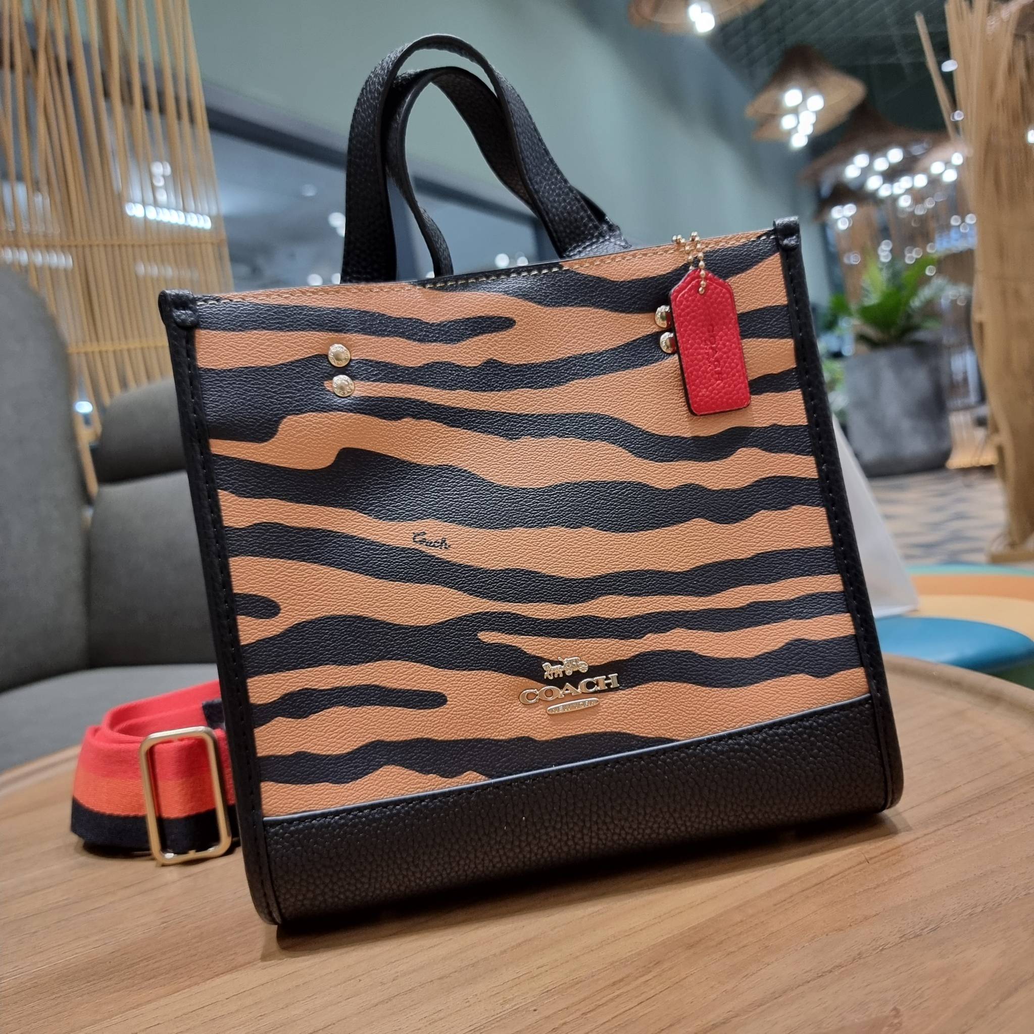 COACH C6988 DEMPSEY TOTE 22 WITH TIGER PRINT ใหม่ล่าสุดน้องเสือนำทรัพย์ 🐯🐯 คอลเลคชั่นฉลองปีเสือต้องมาจ้า กับรุ่นสวยคลาสสิค กระเป๋าทรงโท้ท ขนาดน่ารักน่าใช้มากๆ ดีไซน์พริ้นท์ลายเสือดึงดูดสายตา สวยมีสเน่ห์ที่สุด!! ฟังก์ชั่นการใช้งานสะดวก มีทั