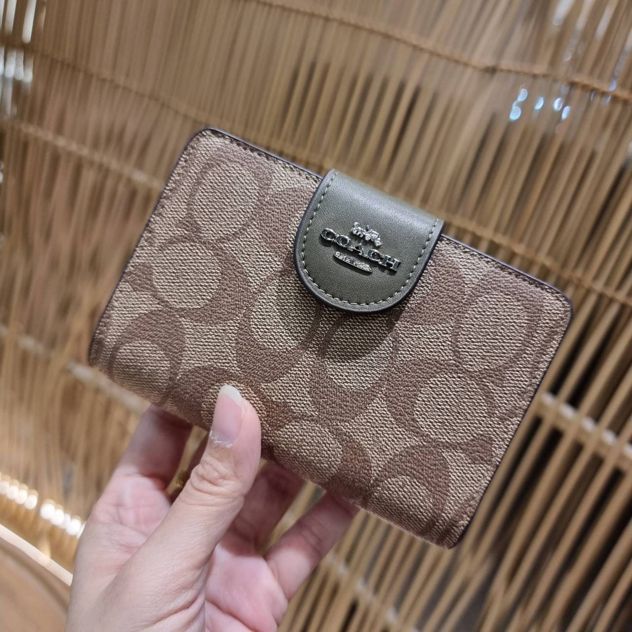 COACH C0082 MEDIUM CORNER ZIP WALLET IN SIGNATURE CANVAS ดีไซน์ใหม่ล่าสุด!! กระเป๋าสตางค์ใบกลาง 👛 ขนาดกำลังเหมาะมือ วัสดุหนังแคนวาสเคลือบลาย ดูแลรักษาง่าย มีช่องใส่บัตรและธนบัตรครบ และช่องซิปแยกไว้ใส่เหรียญ ครบเซ็ทแบบนี้เหมาะส่งต่อเป็นของขวัญที่สุ