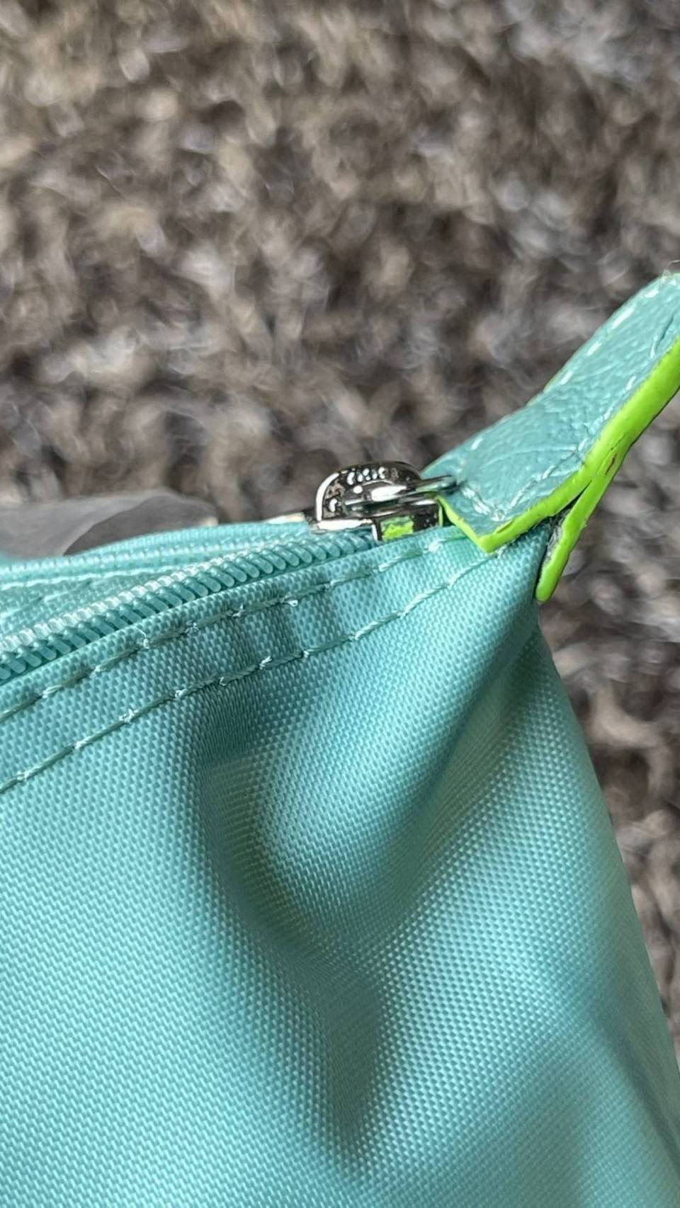 LONGCHAMP LE PLIAGE ORIGINAL Pouch with handle กระเป๋าถือขนาดมินิทรงpouch ให้ความหรูหราจาก Le Pliage (เลอ ปลิยาจ) ในขณะที่ที่ปิดแบบซิปช่วยให้คุณมั่นใจได้