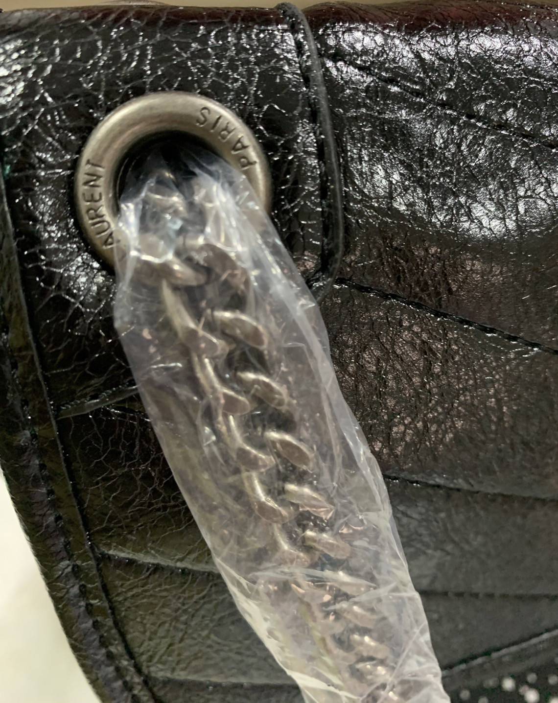 VIP 】Saint Laurent Niki shoulder bag VIP GIFT WITH PURCHASE (GWP) พรีเมี่ยมกิ้ฟ Limited Edition จาก YSL DUTY FREE COUNTER กระเป๋าสะพายรุ่น Niki จาก Saint Laurent โดดเด่นด้วยโครงสร้างทำจากหนังวัว หนังมันเงา นิ่ม งานสวยมากๆ ค่ะ อะไหล่สีดำ ด้านหน้าประดับโลโก