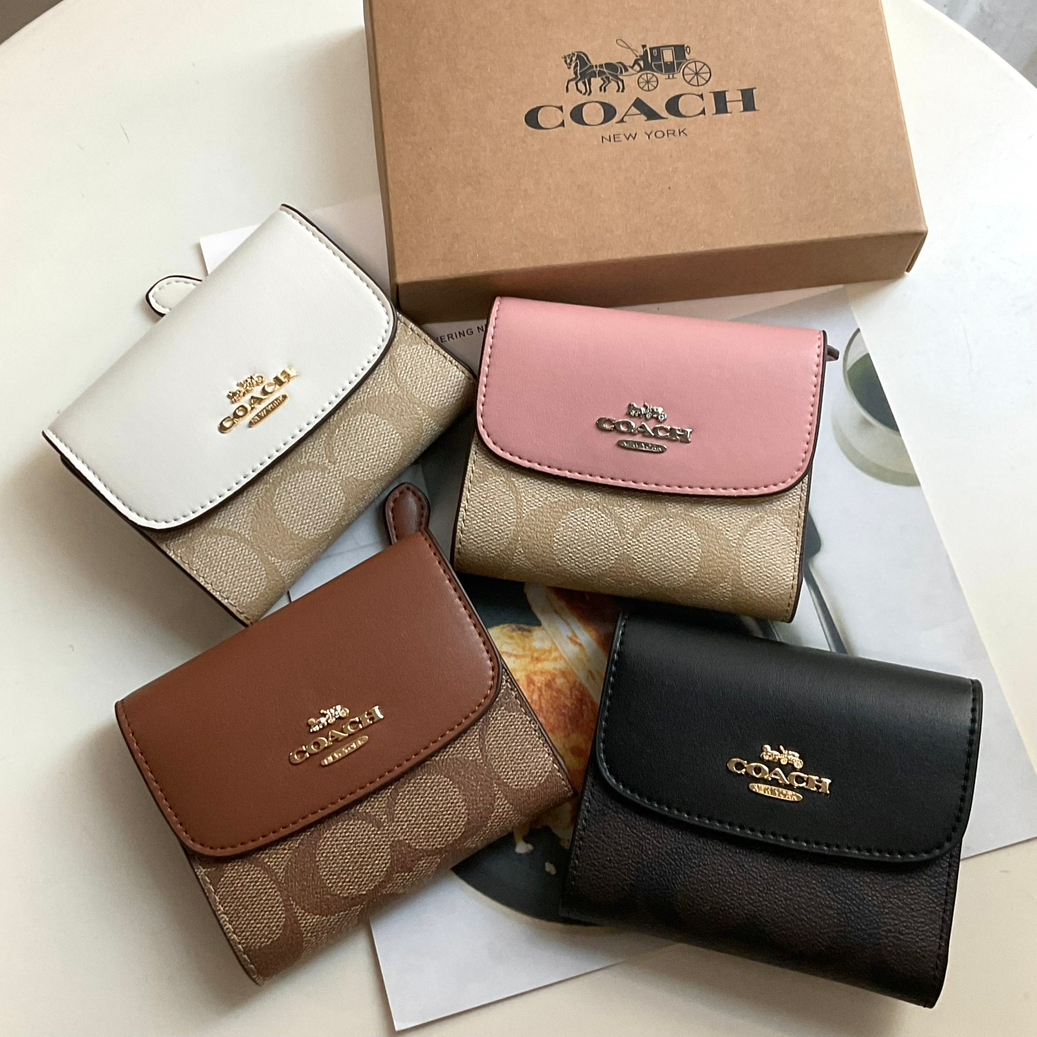 COACH SMALL WALLET IN SIGNATURE CANVAS กระเป๋าสตางค์ใบสั้น แบบพับสามตอน เปิดปิดด้วยกระดุมปั้มแบรนด์ ด้านในมีช่องใส่บัตรหลายช่อง และช่องใส่ธนบัตร ด้านหลังมีช่องซิปเหรียญอีกหนึ่งช่อง น้ำหนักเบา พกพาสะดวก อะไหล่เงาสุดหรู ห้ามพลาดค่ะ!