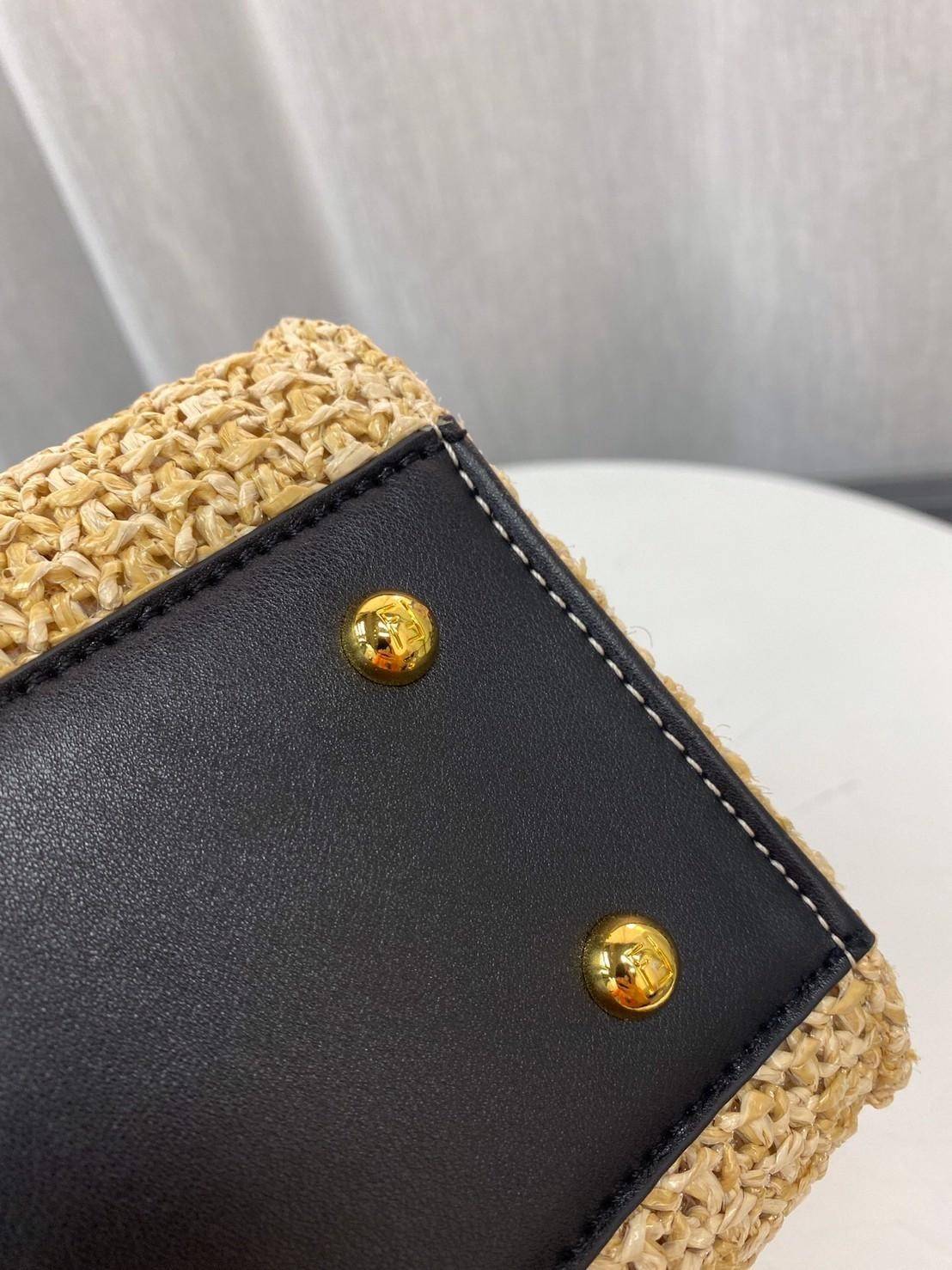 Fendi New Tote Gift bag กระเป๋าสานถือหรือสะพายข้าง ด้านหน้าปักโลโกแบรนด์ อะไหล่ทองหรูหรา น้ำหนักเบา ด้านในโล่ง จุของได้เยอะ สายสั้นสายยาวถอดสายไม่ได้ พับเก็บด้านในกระเป๋าได้ เหมาะกับวันสบายๆ ใบเดียวเที่ยวได้หมดไม่มีเอ้า จะถือหรือสะพายข้างก็เริ่ด ใบนี้เรีย