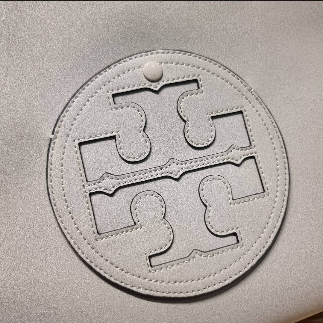 TORY BURCH ECO ELLA TOTE BAG / TORY TOTE BAG พร้อมส่ง 3 สี กระเป๋าสะพายทรงโท้ท ขนาดกำลังสวย จุของได้เต็มที่ รูปทรงคลาสสิคชวนใช้ โดดเด่นด้วย patch โลโก้ คอลเลคชั่นน้องใหม่ ส่งมาให้สาวๆได้ใจฟูอีกหนึ่งไอเท็ม