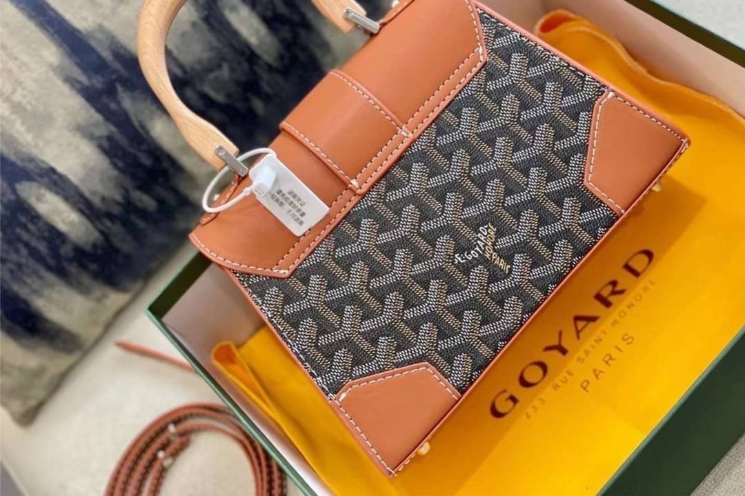 GOYARD Saigon Structure Mini Bag คุ้มค่าและ exclusive ที่สุดกระเป๋าทรงโท้ทไซส์มินิ ดีไซน์ล้ำ โดดเด่นด้วยรูปทรงและมือจับไม้สังเคราะห์ ที่ไม่เหมือนใคร และเพิ่มลูกเล่นด้วยสายคาด ใช้งานได้ทุกสถานการณ์ หยิบใช้วันไหนๆ ก็ตอบโจทย์ได้หมดน้า