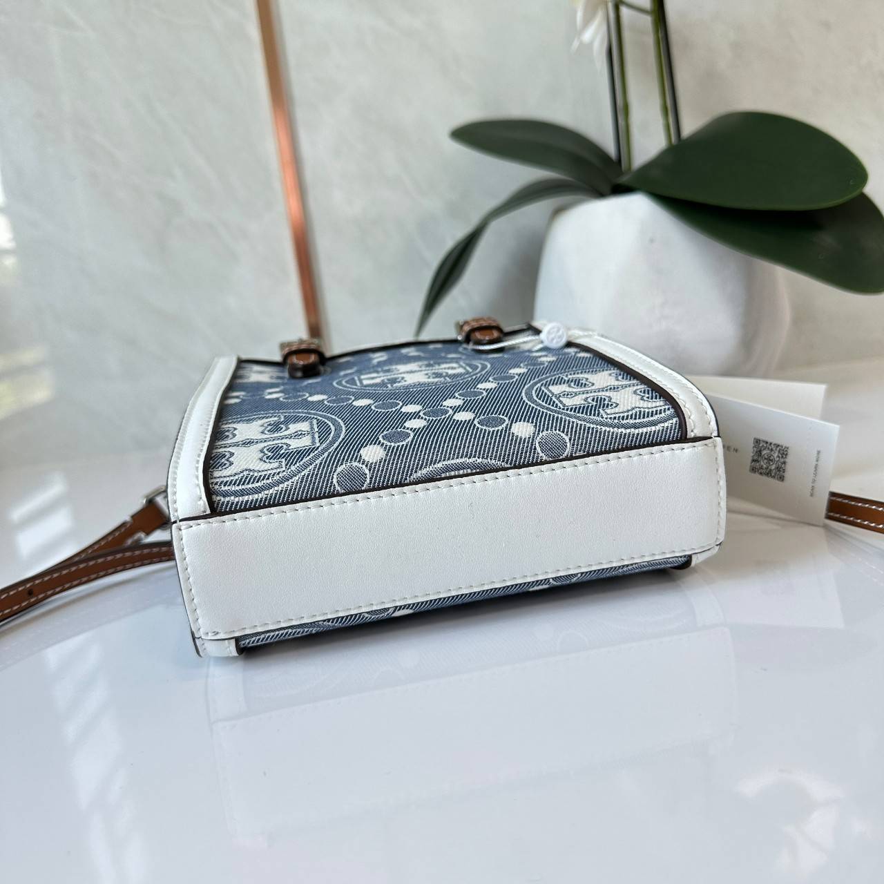 Tory Burch Mini T Monogram Denim Tote / Tory Burch T Monogram Jacquard Denim Mini Tote กระเป๋าทรงโท้ทไซส์มินิ T Monogram รูปแบบคลาสสิค ตัดเย็บอย่างดี คอลใหม่ห้ามพลาดคะ