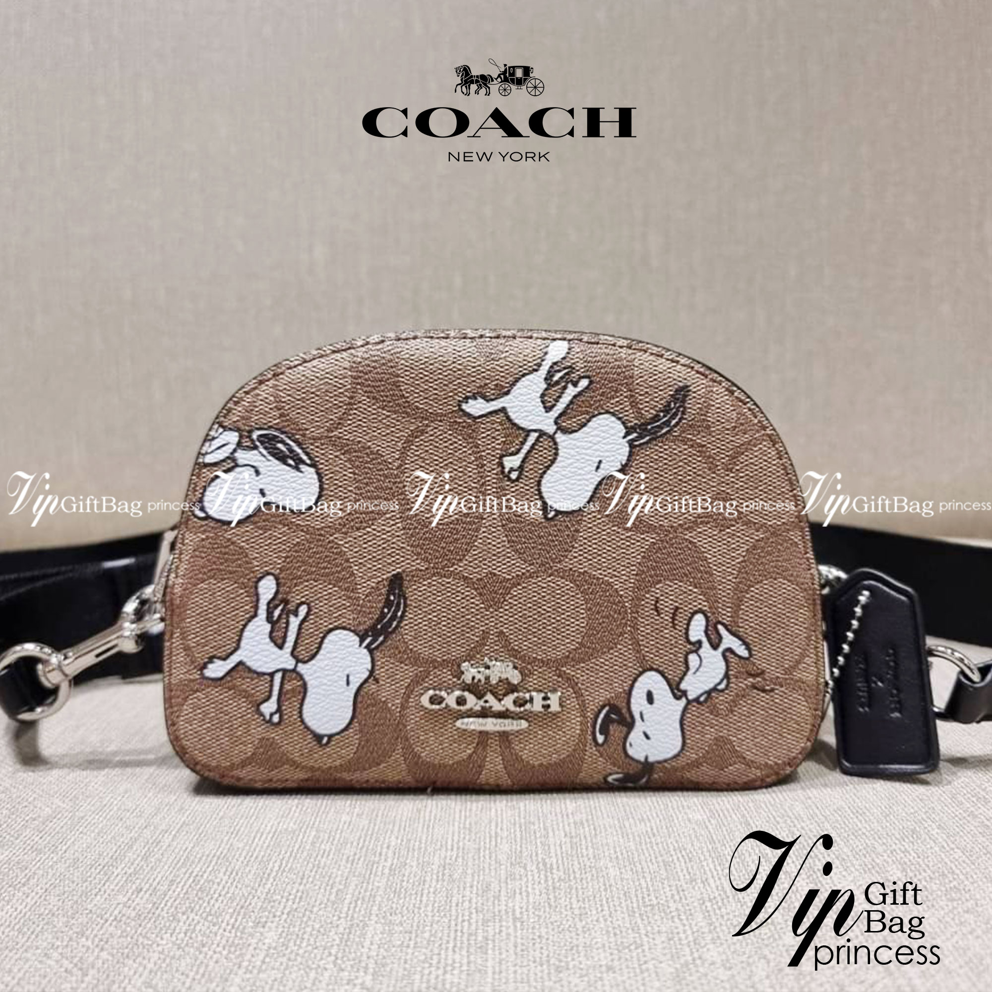 COACH C4590 COACH x PEANUTS MINI SERENA CROSSBODY IN SIGNATURE CANVAS WITH SNOOPY PRINT มาจ้าแม่ มาหนักๆอีกแล้ว กับคอลเลคชั่นที่ขายดี ขายหมด ไม่เคยพอจะขาย!! มินิเซเรนาคอลแลบกับสนูปพีแบบลงตัวที่สุด วัสดุหนังแคนวาสเคลือบลาย เปิด-ปิดด้วยซิป สะดวกใช้ ภายในเป็