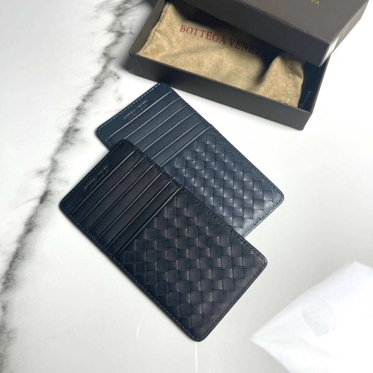 หนังแท้ BOTTEGA VENETA CARD HOLDER กระเป๋าใส่บัตรทำจากหนังแท้คุณภาพดีมาในราคาพิเศษ เป็นรุ่นที่หายาก เหมาะกับการใช้งานระยะยาว ยิ่งใช้หนังยิ่งสวยทนทานต่อการใช้งาน มาพร้อมกล่อง อุปกรณ์ครบ