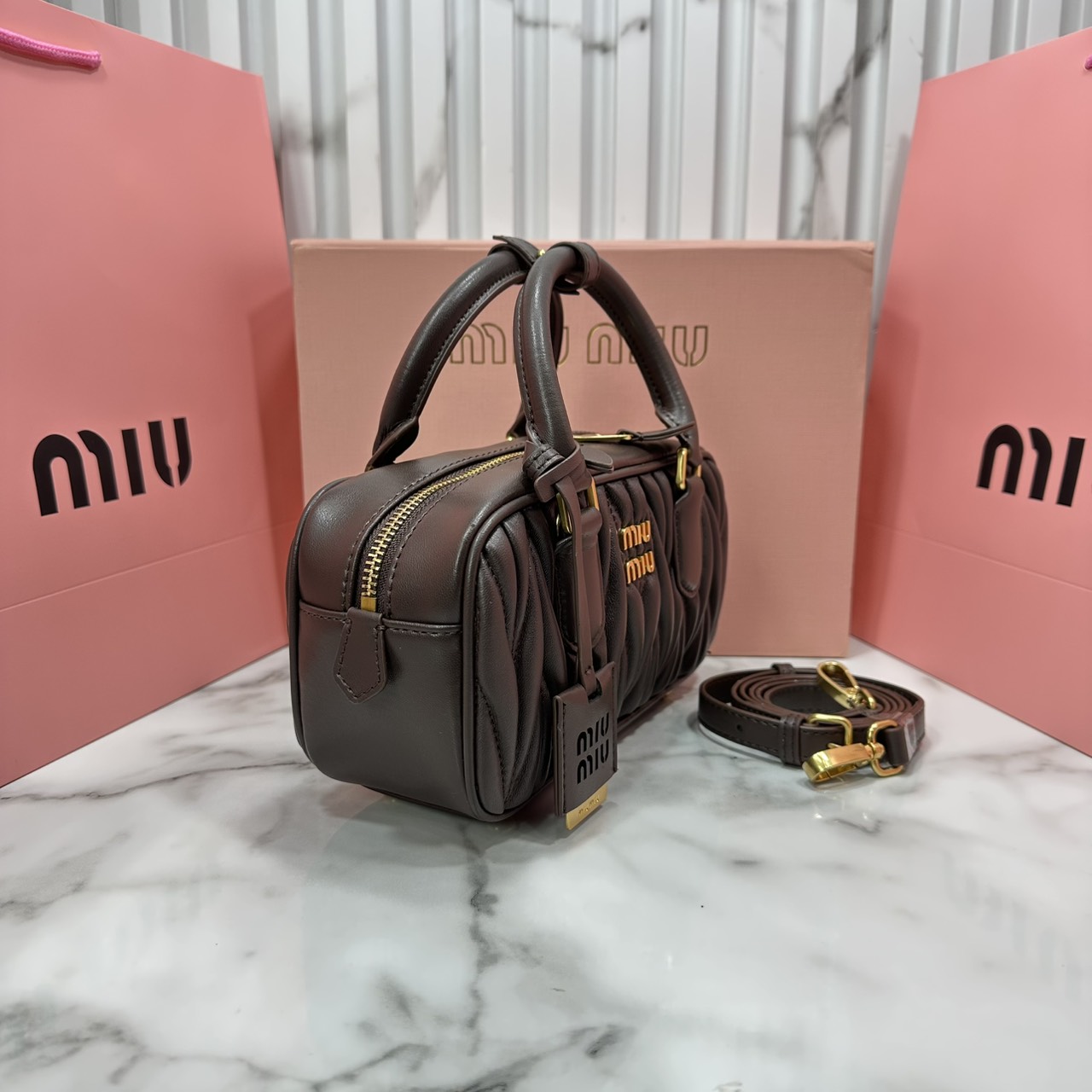 ORI หนังแท้ | MIU MIU Arcadie matelassé nappa leather bag Small 22cm กระเป๋าสะพายทรงโฮโบลุคลูกคุณหรูหราด้วยดีไซน์จับจีบนูนลวดลายสามมิติซับซ้อนเป็นเอกลักษณ์ น่ารักๆเก๋ๆ สวยดูแพง หูจับในตัวง่ายและสะดวกพกพา