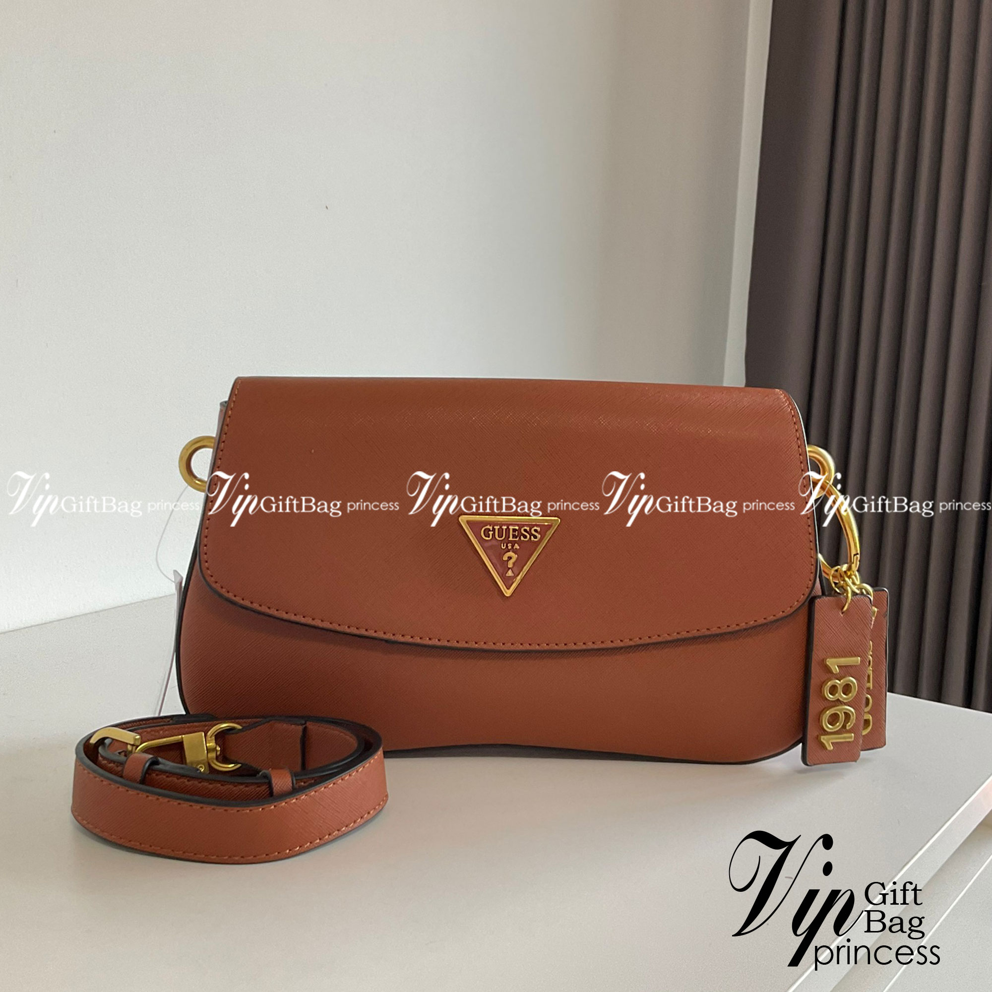 GUESS COLDELIA LOGO FLAP BAG กระเป๋าสะพายไหล่ หนังสวยหรู พิมพ์ลาย อะไหล่ทอง เปิดปิดด้วยกระดุมแม่เหล็ก มีช่องเล็กด้านหน้าหนึ่งช่อง ด้านในใส่กระเป๋าสตางค์ยาว มือถือได้ทุกรุ่น พร้อมช่องซิปแยกให้ มาพร้อมสายสะพายไหล่ปรับและถอดได้ ไอเท็มล่าสุดใบนี้ต้องมีนะคะ