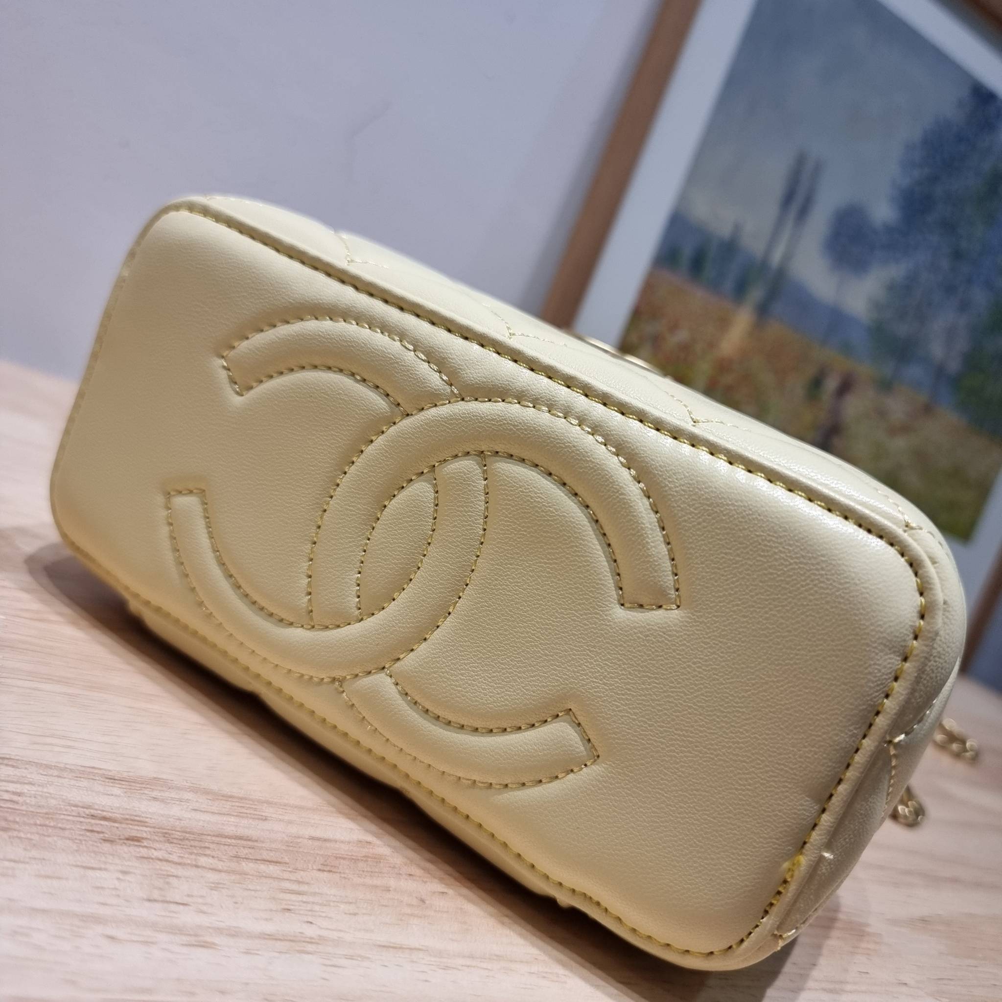 Chanel camellia vanity case bag พลาดไม่ได้เลยกับคอลสุดแซ่บ ดีไซน์ใหม่ 2023 นอกจากความคลาสสิคของรูปทรง ตัวอะไหล่ก็ยังปรับเพิ่มดีเทลความหรู