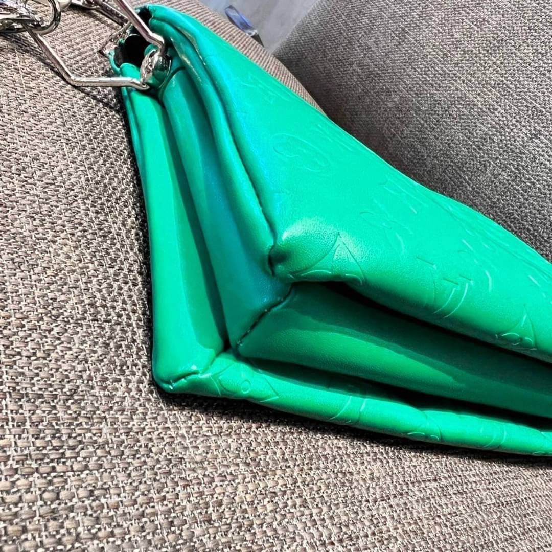 LV HANDLE POUCH MONOGRAM / LV Coussin กระเป๋าสะพายกึ่งคลัชท์ สุดล้ำ มาแรงมาก ด้วยความสวยปังตั้งแต่แรกเห็น วัสดุหนังแกะปั๊มลายสวยคม มาพร้อมสาย 2 เส้น เลิศๆ มีสายโซ่ที่มีดีเทลละเอียดไม่ซ้ำ และสายสปอร์ตครอสบอดี้ ที่จะคล้องไว้ทั้งสองเส้นก็ดีงาม หรือสลับใช้ตาม