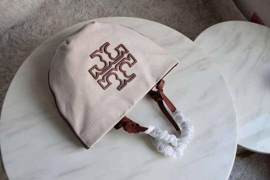 Tory Burch Small Canvas Round Tote กระเป๋าถือหรือสะพายไหล่ วัสดุผ้าcanvas รูปทรงโค้งมน ด้านในโล่ง มี1ช่องซิปและ1ช่องเล็ก น้ำหนักเบา จุของได้เยอะ มาใหม่ล่าสุดไม่ควรพลาดเลยค่า