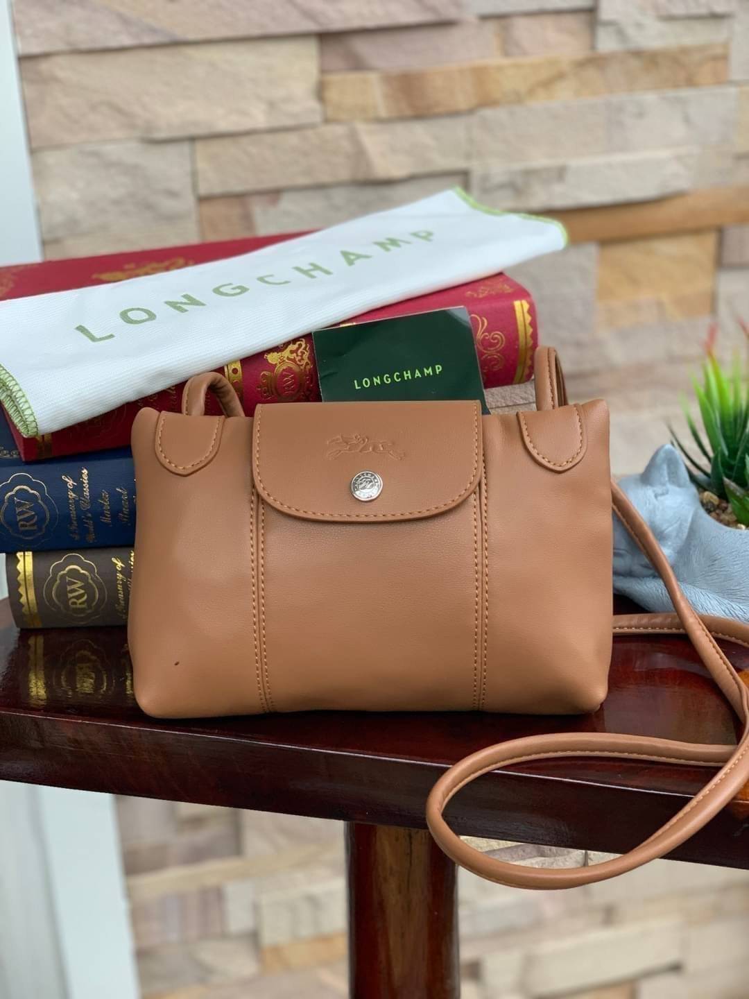 Longchamp Le Pliage Cuir Crossbody Bag อีกหนึ่งคอลเลคชั่น Le Pliage Cuir หนึ่งในตระกูลกระเป๋าสุดไอคอนิก