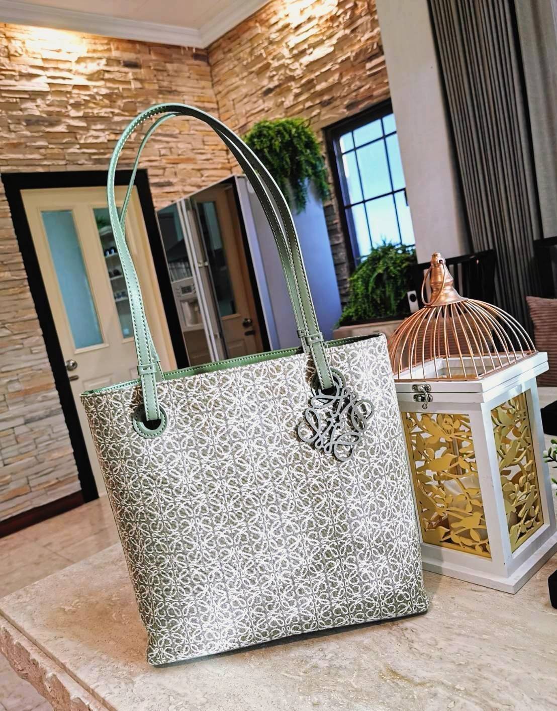 LOEWE ANAGRAM TOTE BAG VIP GIFT WITH PURCHASE GWP พรีเมี่ยมกิ๊ฟ Limited จาก LOEWE PERFUME DUTYFREE ไอเท็มใหม่! ดีไซน์สวยคงเอกลักษณ์ด้วยวัสดุ Anagram Canvas Jacquard Fabric ผสมผสานหนังแท้ Calfskin ลงตัวสุดคลาสสิค ขนาดกำลังดี น้ำหนักเบา ใส่เอกสาร A4 Noteboo