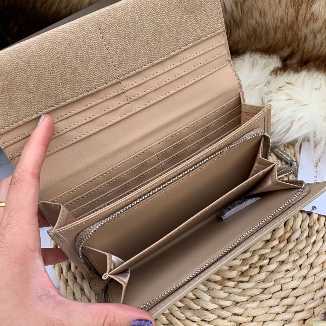 ของแท้ 💯% CHARLES & KEITH METAL TASSEL CLASSIC LONG WALLET กระเป๋าเงินใบยาวรุ่นพู่ยอดฮิต!! หนังพิมพ์ลายคาร์เวียร์ใช้ทน ด้านหลังมีช่องใส่บัตร/แบงค์ได้