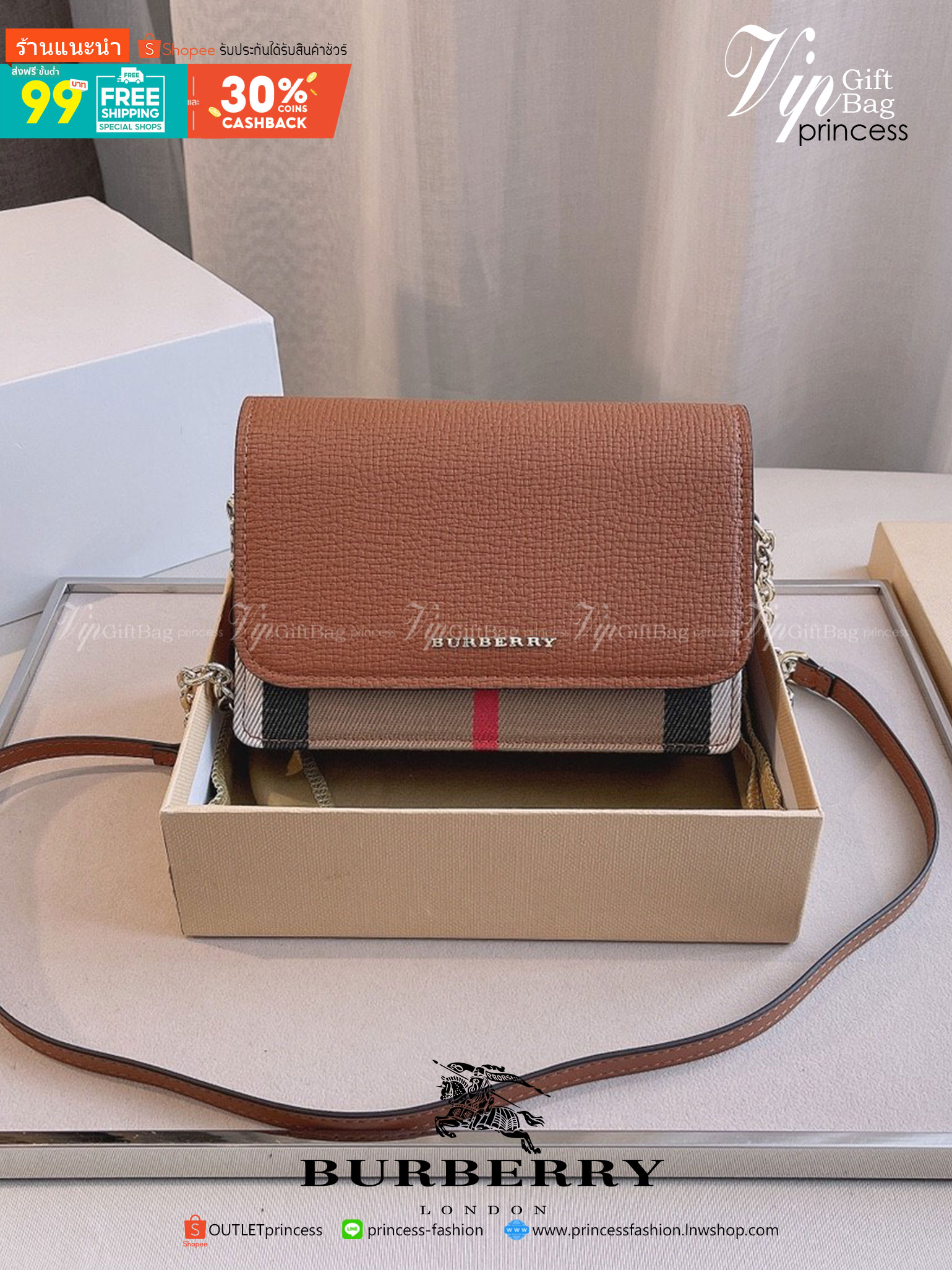 พรีเมี่ยมกิ๊ฟแท้ 💯% 】BURBERRY CROSSBODY BAG กระเป๋าสะพายพรีเมี่ยมกิ๊ฟรุ่นใหม่ล่าสุด Limited จาก BURBERRY Perfume DutyFree ตัวกระเป๋าอยู่ทรงสวย วัสดุทำจากหนังสลับผ้าลายแบรนด์ เปิดปิดด้วยกระดุมแม่เหล็ก **ฝาทรงเหลี่ยม