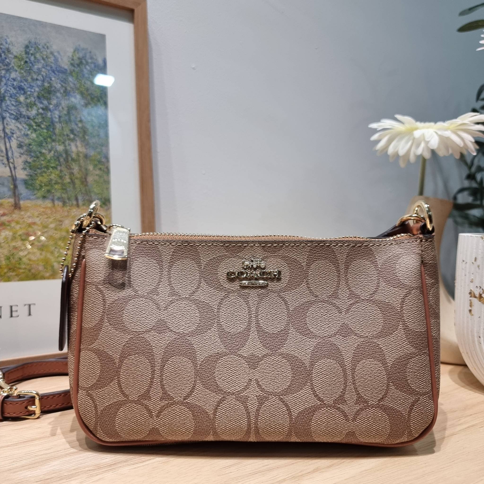 COACH TOP HANDLE POUCH F58321 พร้อมส่ง 9 สี กระเป๋าทรงพอช ยอดฮิต ยกขึ้นแท่น ด้วยดีไซน์ที่ออกมาให้ใช้งานได้ง่าย ขนาดกำลังเหมาะ