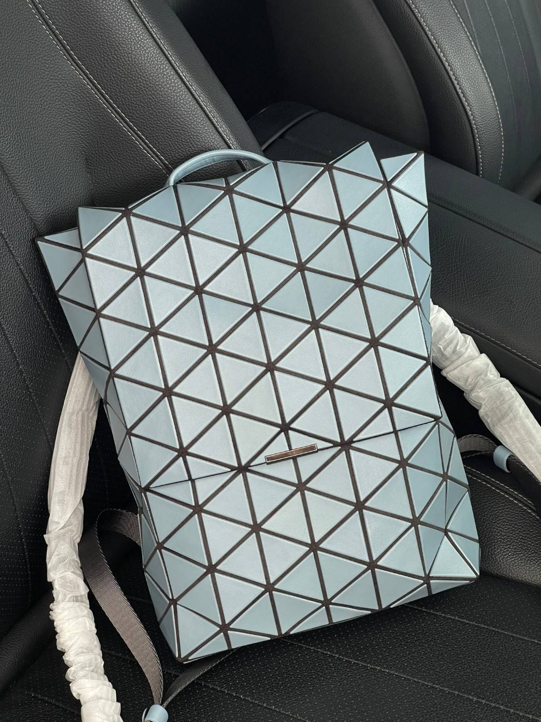 BAO BAO ISSEY MIYAKE Flap Backpacks กระเป๋าสะพายหลังรูปแบบใหม่จะเปิดตัว โดดเด่นด้วยฝาพับรูปสี่เหลี่ยมผืนผ้าที่เปิดและปิดได้ง่าย และรูปทรงแบบมินิมอล เป้สะพายหลังใช้งานได้ดีมาก