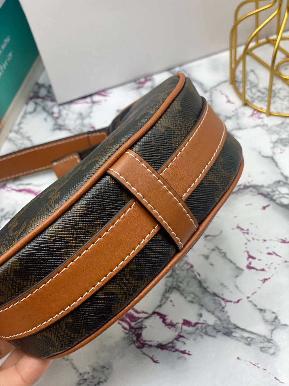 VIP 】หนังแท้ CELINE MINI AVA IN TRIOMPHE CANVAS AND CALFSKIN TAN กระเป๋าถือ/คล้องไหล่ ขนาดมินิน่ารัก สาวๆสายคิ้วตี้ไม่ควรพลาดเลยค่าา น่ารักมากกๆๆ แต่ยังคงเรียบหรูและคลาสสิก ทั้งลายที่แสนโดดเด่น และสายแบบเข็มขัดก็เข้ากันได้ดีสุด ๆ ไม่มีโลโก้ใด ๆ ประทับอยู่