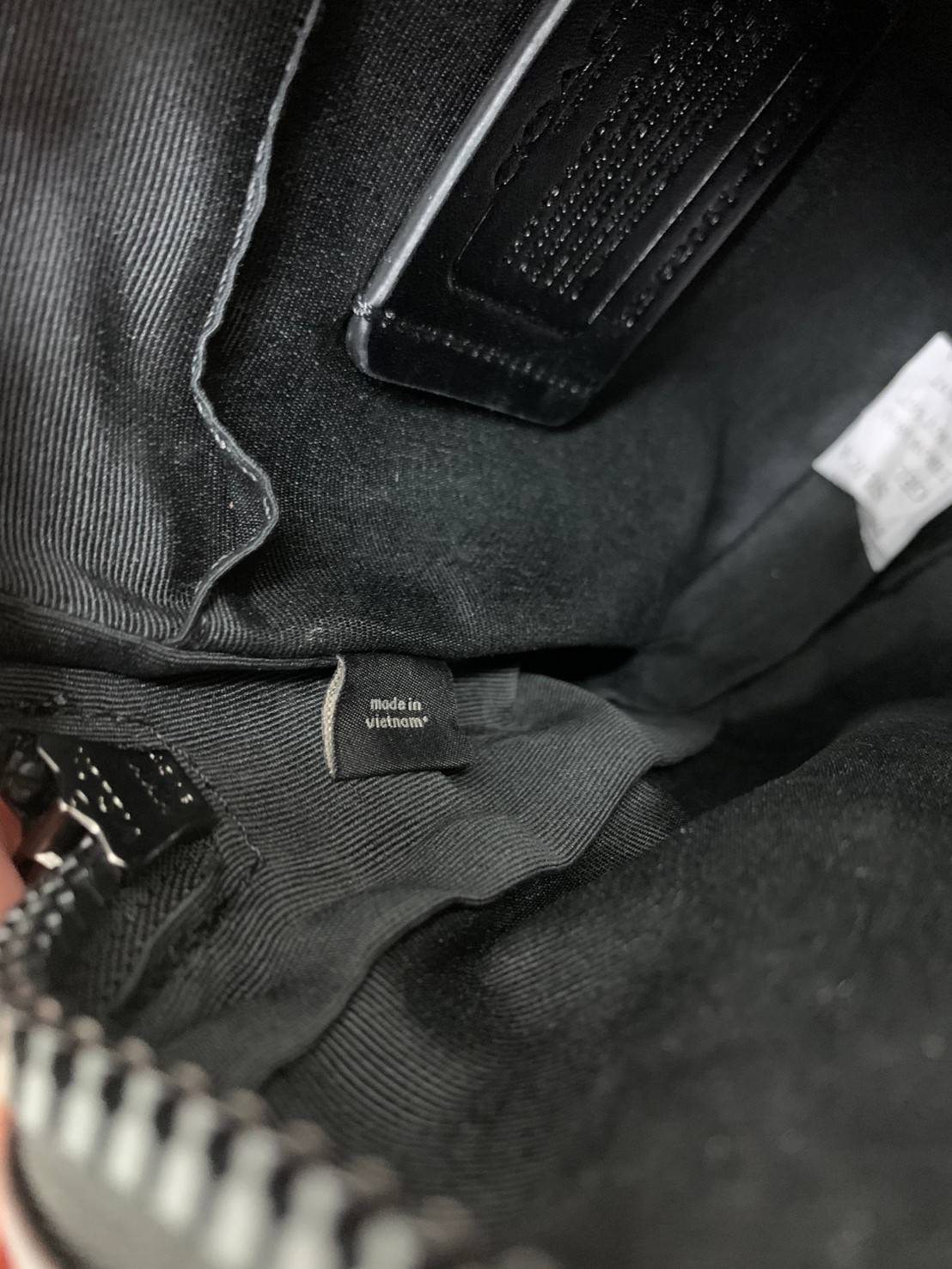 รุ่นที่คุณผู้ชาย2021 ต้องมีค่ะ💥 COACH 6788 EDGE STRADDLE SHOULDER BAG พร้อมส่งที่ไทย น่าใช้มากๆค่าา🔥 กระเป๋าสะพายแบบครอสบอดี้ร์ ทรงสวย หนังแท้นิ่มอย่างดีค่ะ ด้านหน้ามีช่องซิปซ่อนให้หนึ่งช่องนะคะ เปิดปิดช่องหลักแบบซิปคู่ภายในลึก ใส่ของจำเป็