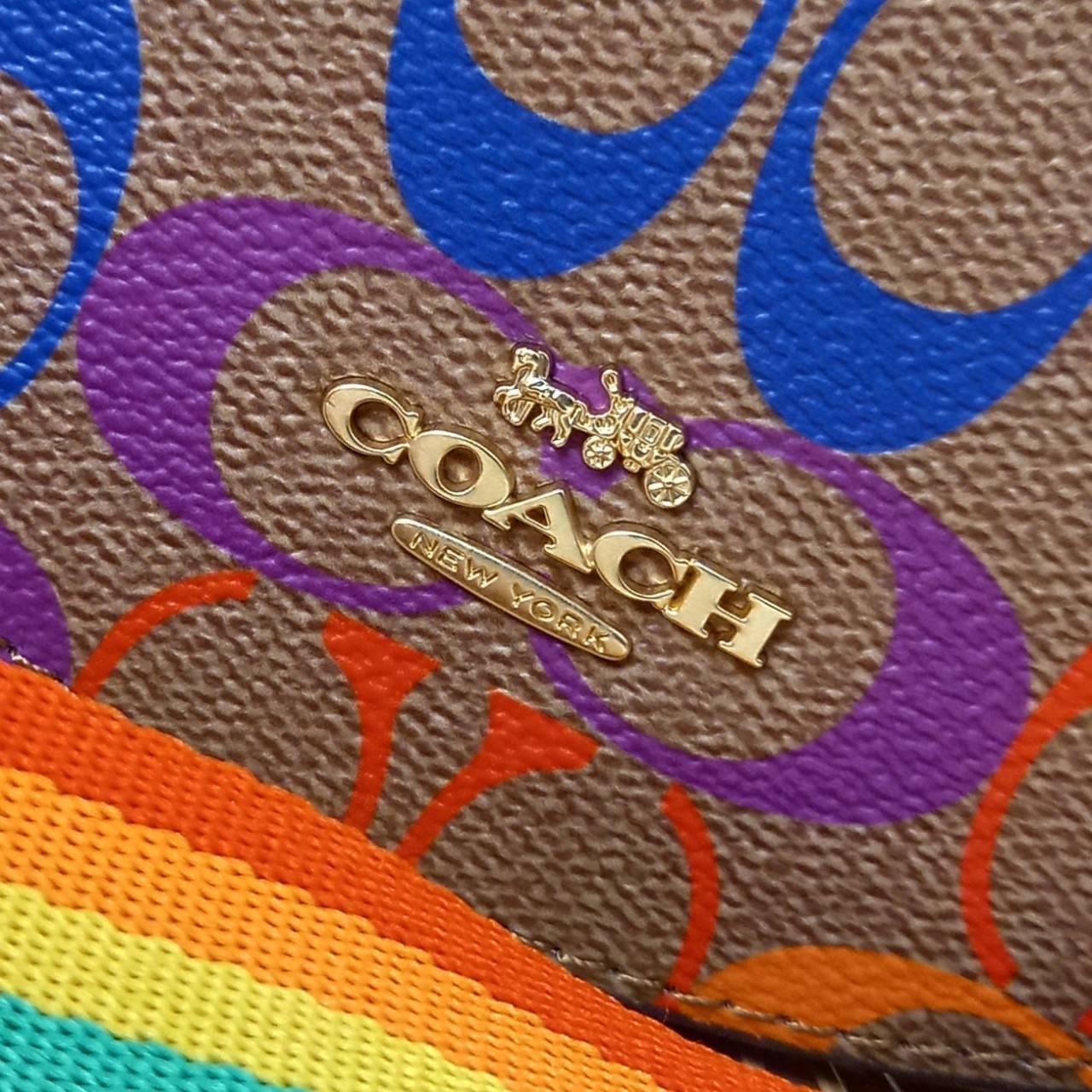 COACH ELLEN CROSSBODY IN RAINBOW SIGNATURE CANVAS (COACH C4098) ให้สายรุ้ง มัดใจได้มั้ยเนี้ย🌺คอลเลคชั่นที่ไม่ต้องพูดเยอะ//กระเป๋ารูปทรงน่ารัก ที่ใครได้เห็นเป็นต้องอดใจไม่ไหว // วัสดุหนังแคนวาสผสมหนังแท้ กระแทกความสดใสขึ้นไปอีกขั้น ด้วยลาย