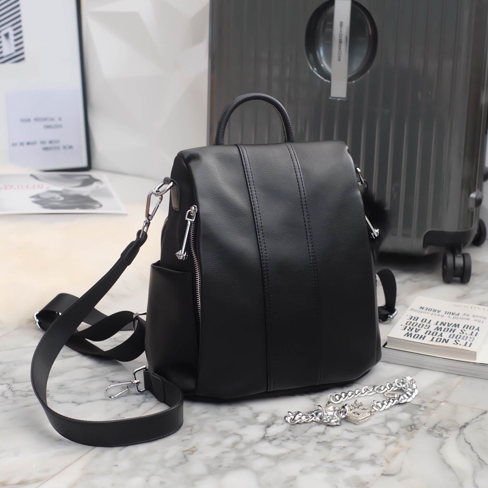 กระเป๋าเป้หนัง!!! ทรงน่ารักมากๆๆๆ จากแบรนด์ KEEP รุ่น Kyla backpack ใบนี้ มีสายสั้นหนังสำหรับสะพายไหล่ให้ด้วยคะ **จุดเด่นที่ >ตัวกระเป๋าทำจากหนังวัวสังเคราะห์ นิ่มมากลายหนังสวย >ตัวกระเป๋ามีสายสั้น ให้เพิ่มอีก 1 สายสำหรับสะพายไหล่คะ >ขนาดกระเป๋าก