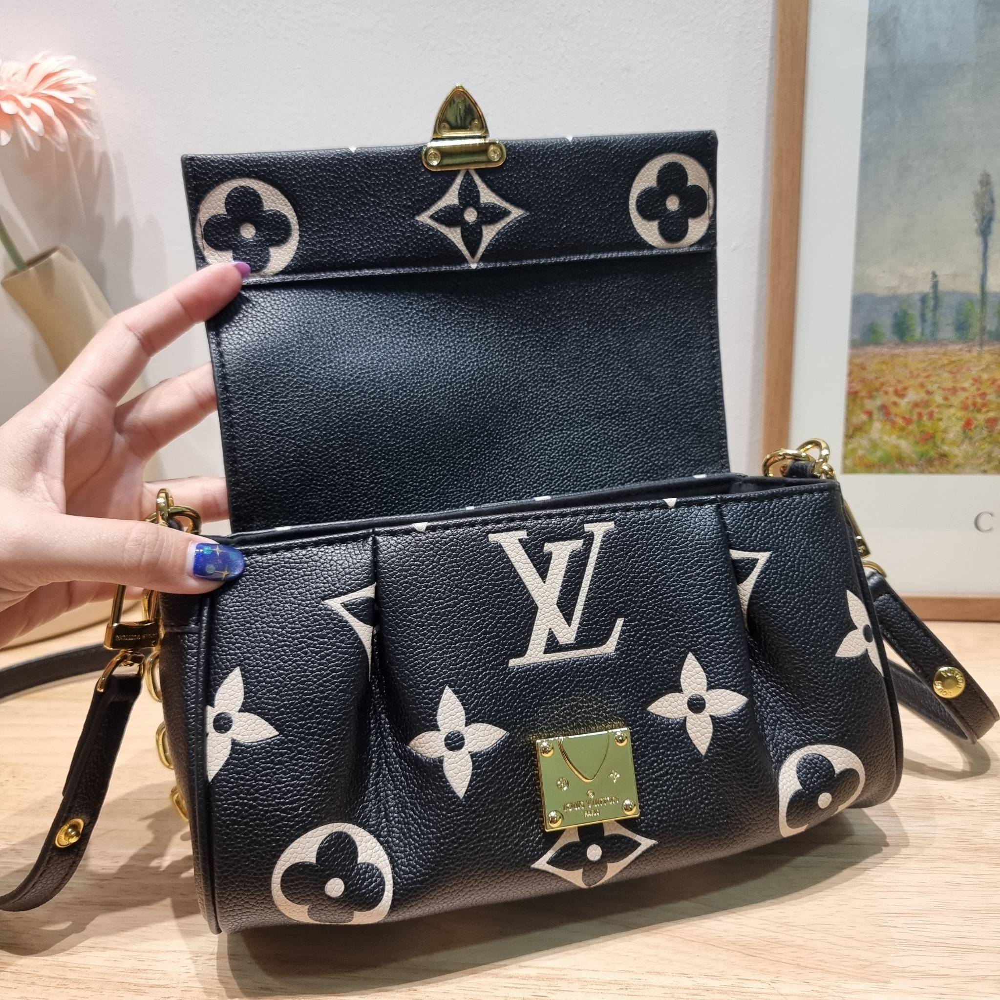LV Favorite Bicolor Monogram Empreinte Leather - Handbags / LV FAVORITE BAG กระเป๋าสะพายคอลใหม่ล่าสุด สวยหรู ดูแพง ดีไซน์รูปทรงออกมาให้ใช้งานได้ง่าย