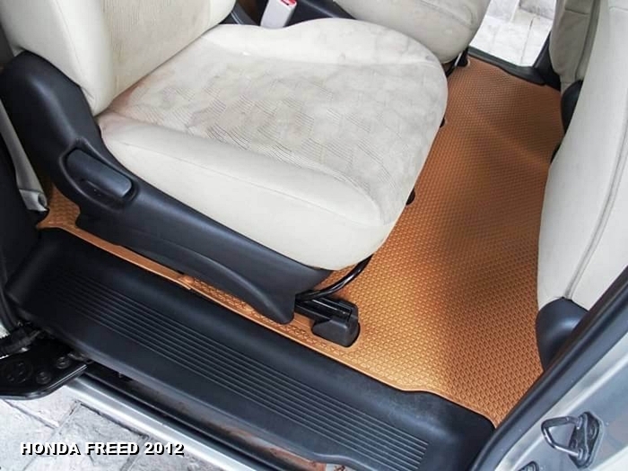 พรมปูพื้นรถยนต์ HONDA FREED กระดุมเม็ดเล็กรีดขอบ สีชามัวร์ เต็มคัน