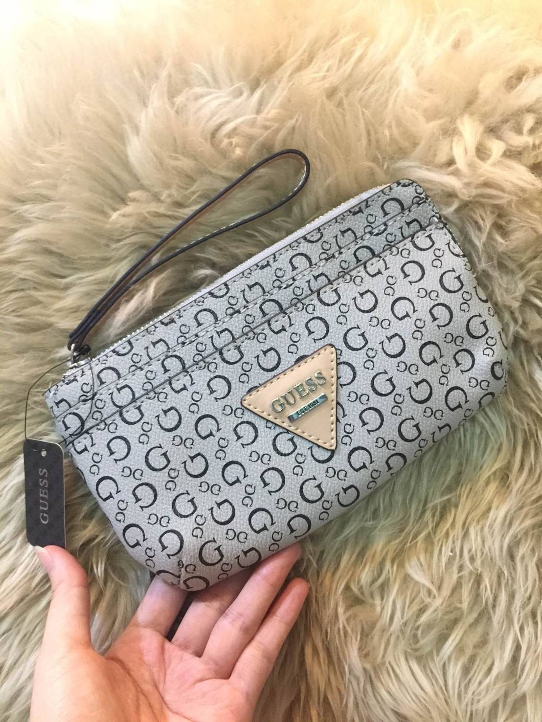 มาแว้วว! รอบนี้ห้ามพลาดนะคะ! GUESS LEATHER CLUTH BAG กระเป๋าคลัชรุ่นใหม่ล่าสุดหนังเรียบปั้มลาย G สวยอยู่ทรงดูแลรักษาง่าย มีสายคล้องมือ เปิดปิดด้วยซิปสะดวกใช้ ด้านหน้าประดับโลโก้แบรนด์อะไหล่เงิน ภายในมีช่องใส่บัตร สามารถใส่แบงก์พัน / บัตรเครดิต / iphone7+ 