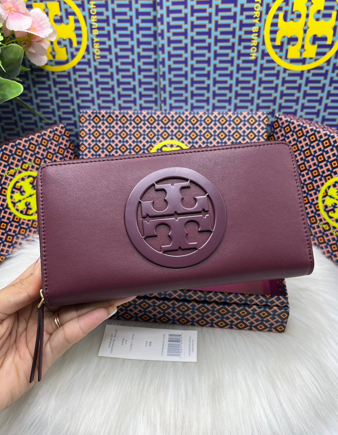 Tory Burch Charlie Zip Continental Wallet / Tory Wallet พร้อมส่ง กระเป๋าสตางค์ใบยาวสุดคลาสสิก ยังความเรียบหรูดูแพงด้วยโลโก้ด้านหน้า เป็นกระเป๋าสตางค์ทรงยาว ที่สามารถใส่บัตรได้หลายใบ