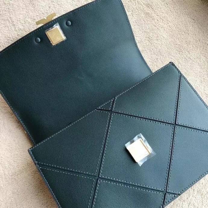 สวยจริงคุณภาพสูง ไม่จกตาค่ะ!! TORY BURCH ELEANOR QUILTED CONVERTIBLE SHOULDER BAG ((73590)) พร้อมส่งที่ไทย ใครรออยู่ห้ามพลาด จำนวนจำกัดค่ะ!! อีกรุ่นที่น่าครอบครองมากๆค่ะ😘 กระเป๋าสะพายข้างและทบสายเป็นคล้องไหล่ได้ หนังแท้ชั้นดีที่สุด ทำลายเหลี่ยมตัด