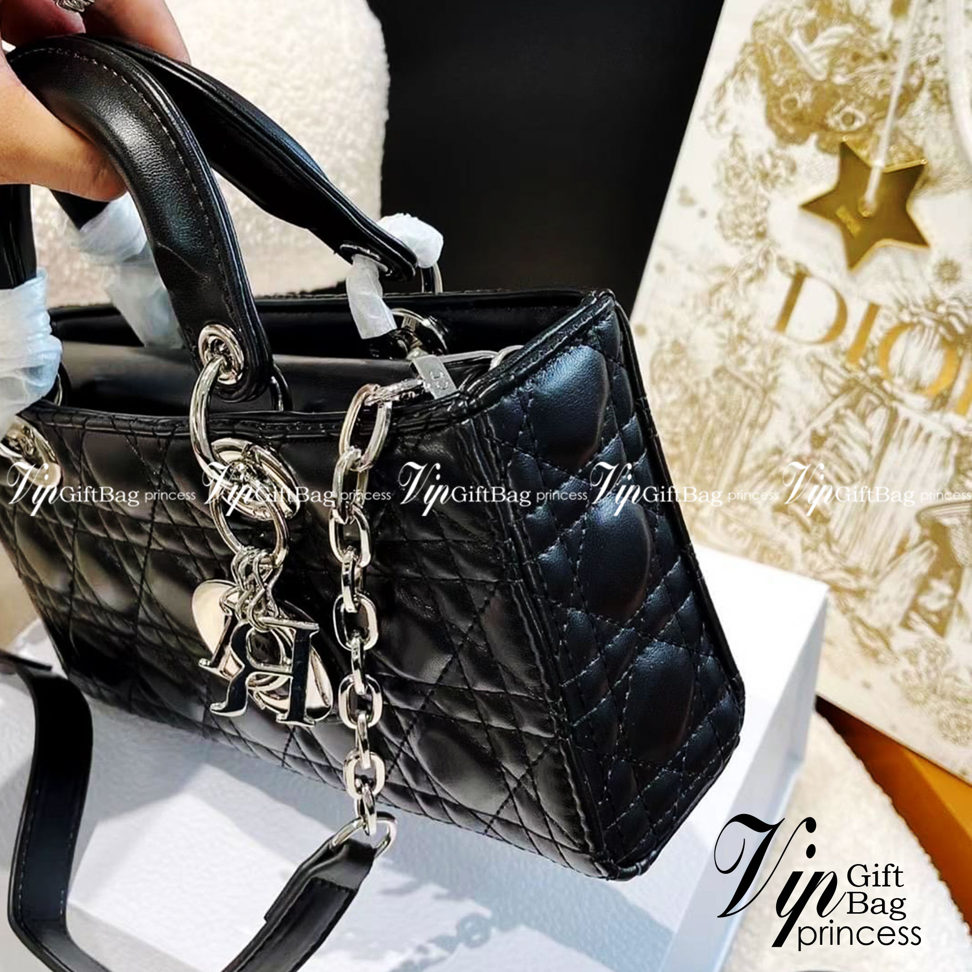 DIOR Lady D-Joy Bag Cannage Lambskin กระเป๋าสุดไอคอนิก รุ่นอมตะที่ตราตรึงในความทรงจำผู้คนทั่วโลก ถือแล้วดูหรู ดูแพง เป็นรุ่นที่ควรมี มีสายสะพายโซ่แบบถอดได้ ภาพสินค้าถ่ายจากงานขายจริง ใช้งานต่างประเทศได้
